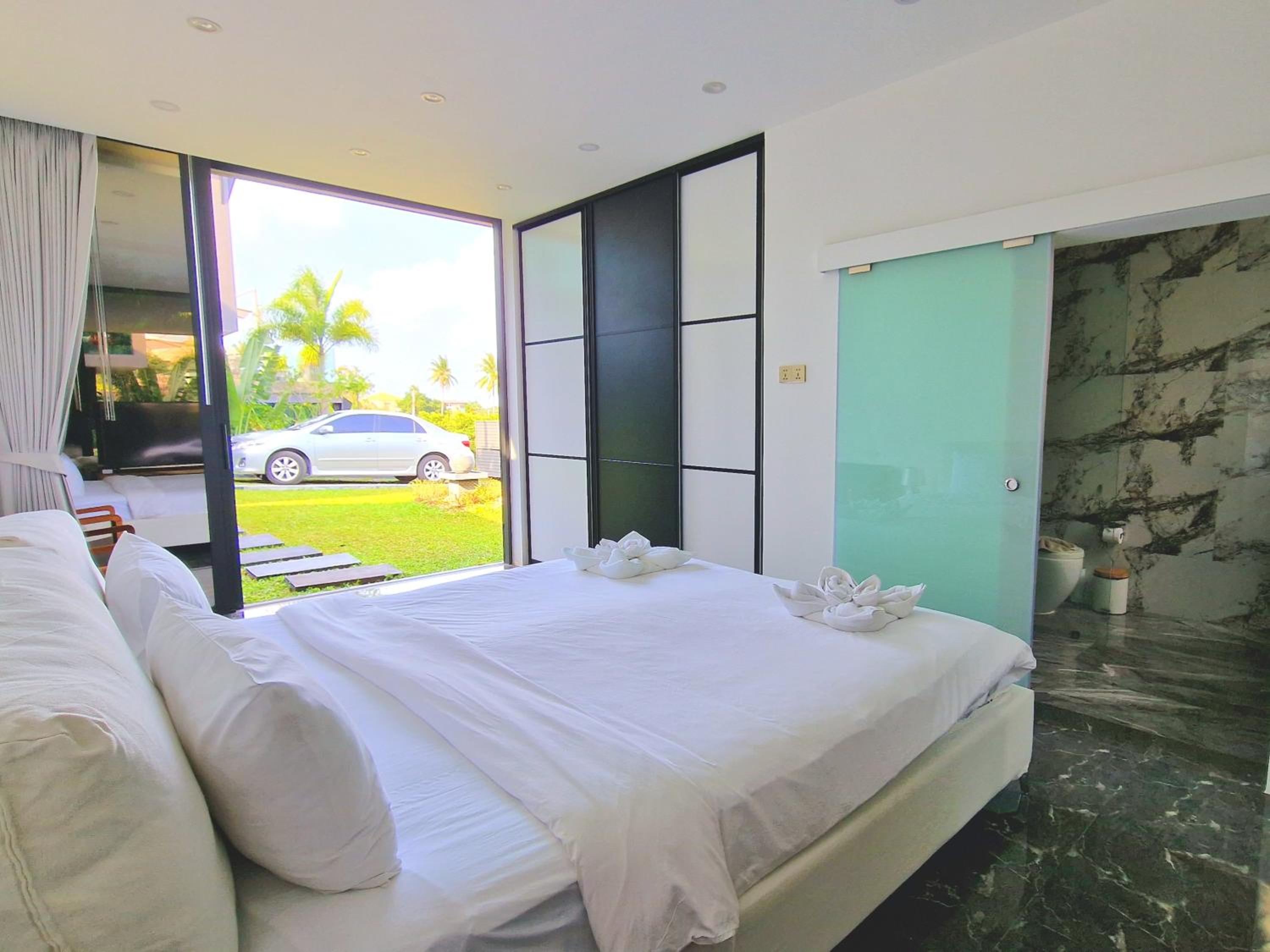 Villa Obsidian, with staff, sea view and walk to Choeng Mon beach view 2