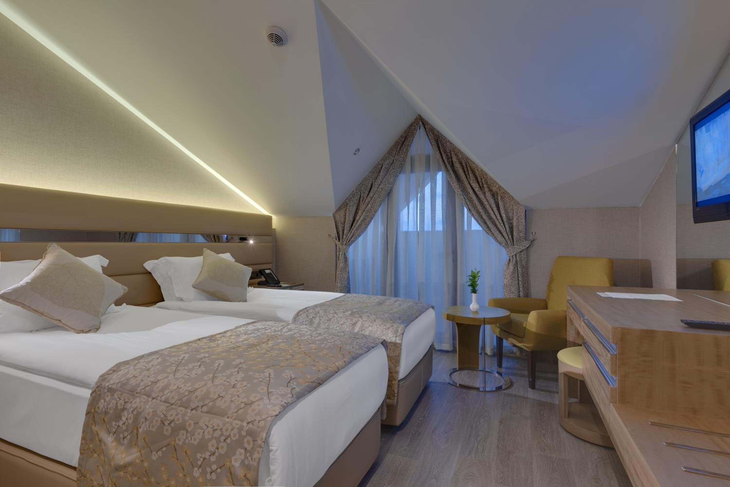 Side Vacations - CLUB GRAND AQUA - Property Image 1