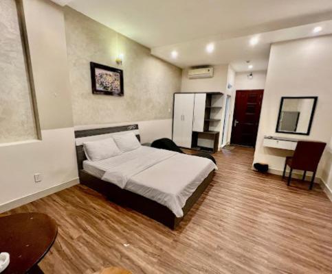 Luxury Hotel - 50/3 Truong Son, Tan Binh District - by Bayhostel