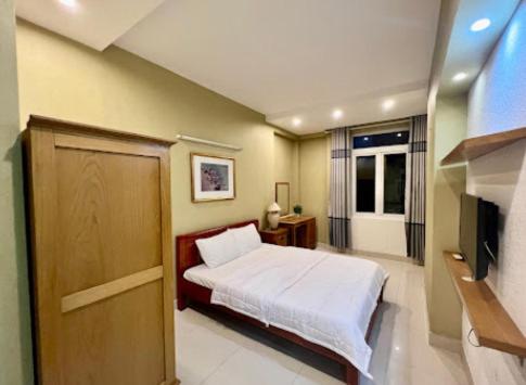 Luxury Hotel - 50/3 Truong Son, Tan Binh District - by Bayhostel