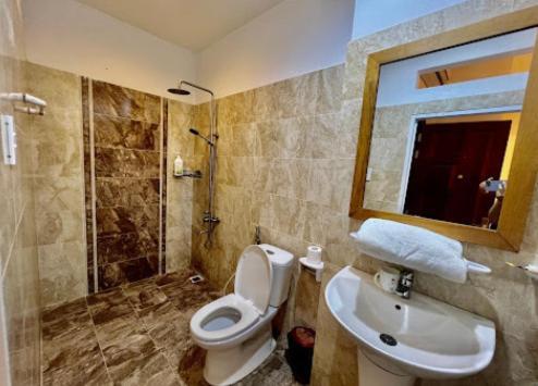 Luxury Hotel - 50/3 Truong Son, Tan Binh District - by Bayhostel
