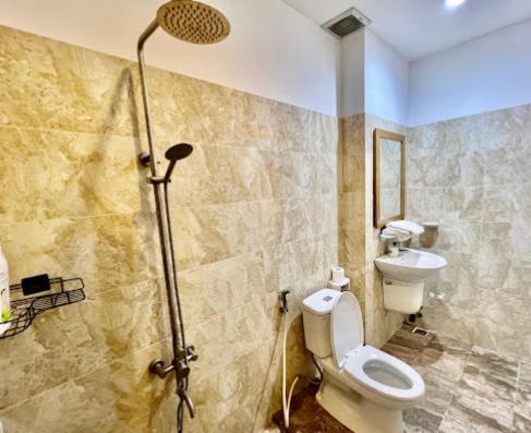 Luxury Hotel - 50/3 Truong Son, Tan Binh District - by Bayhostel