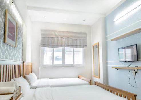 Luxury Hotel - 50/3 Truong Son, Tan Binh District - by Bayhostel