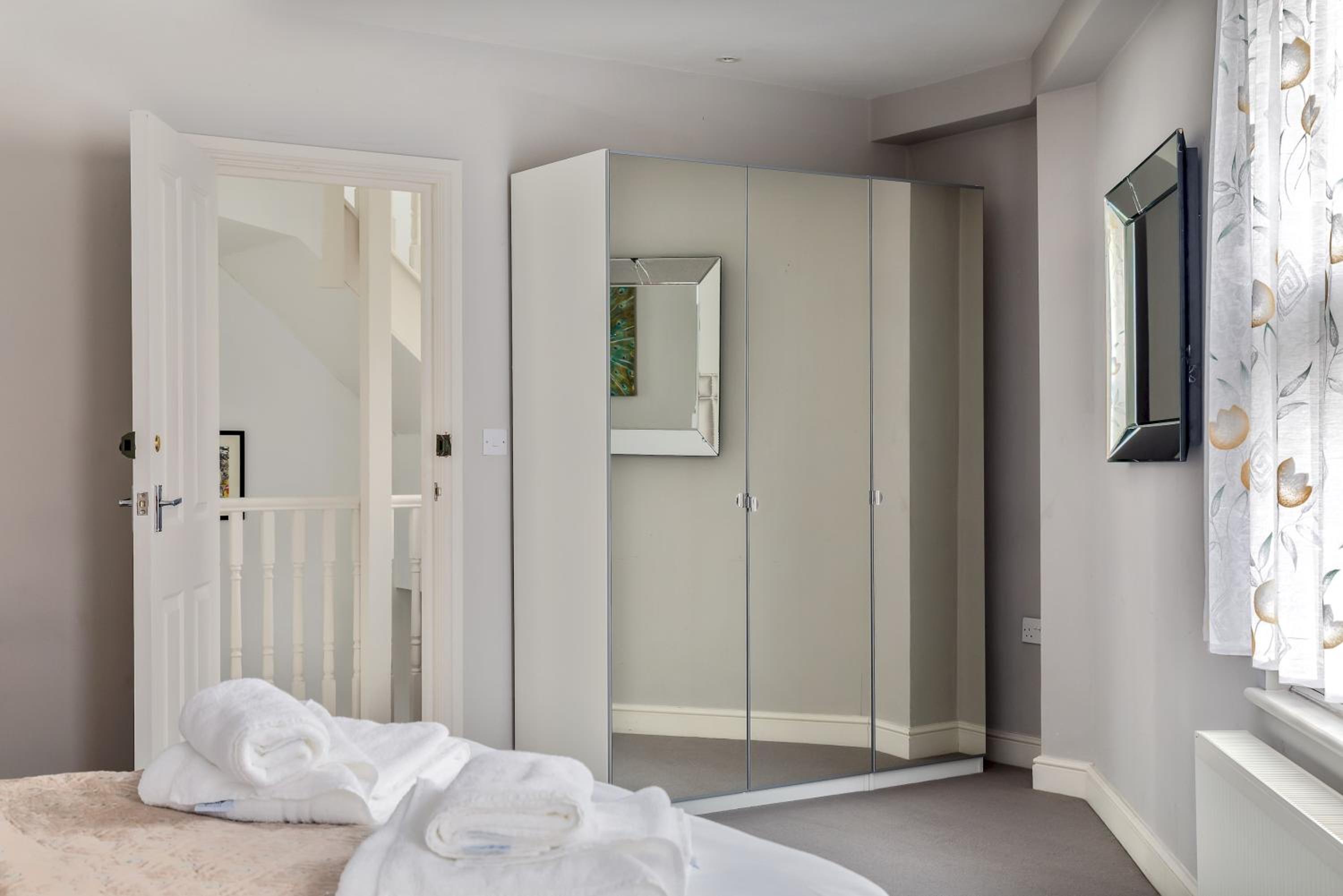 Fulham Amazing 2-Bedroom House by Central London