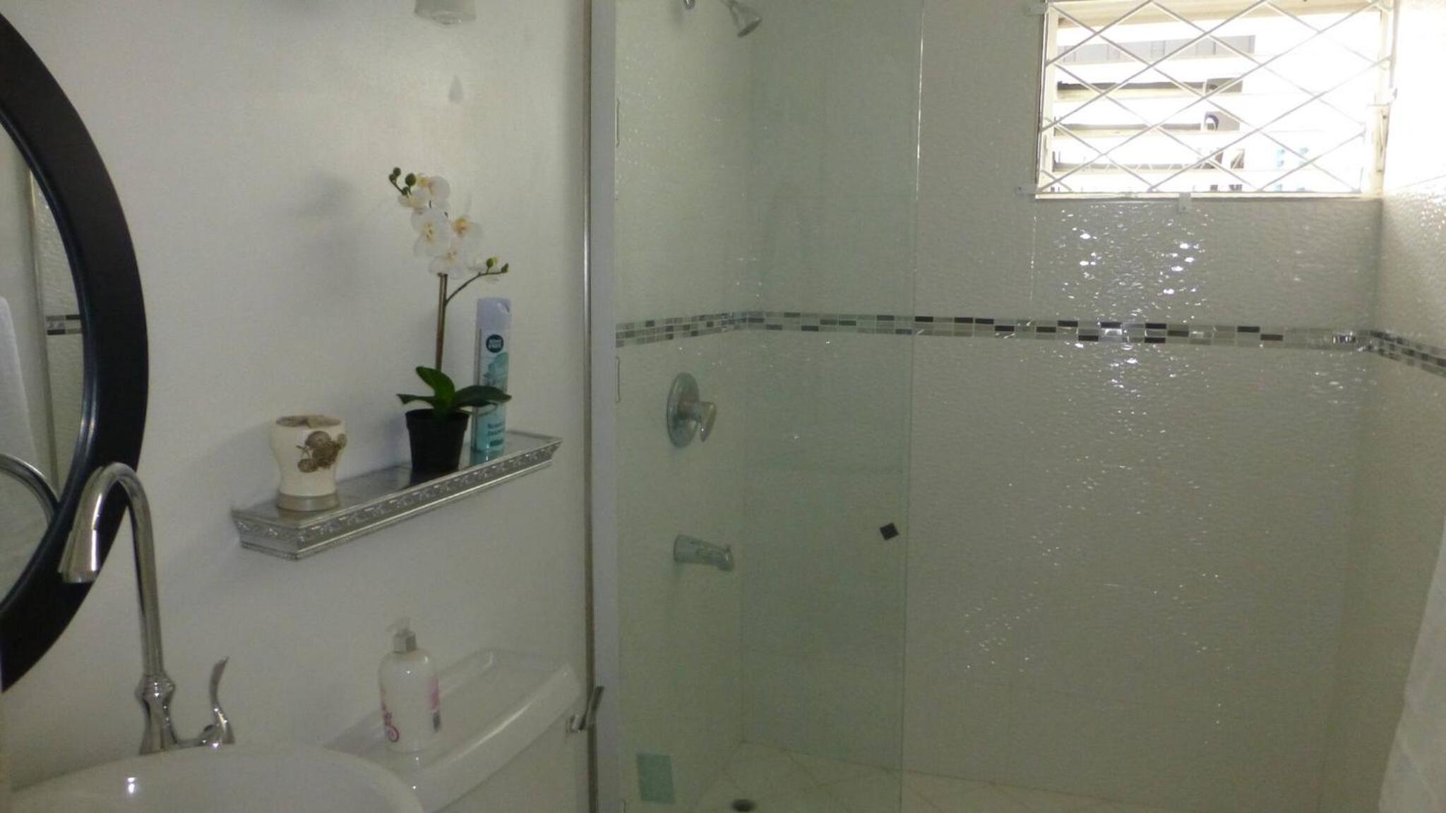 Photo 11 sur 19 de Rockley Golf Club 309 2 Bed 2 Bath Pool Tennis Bar