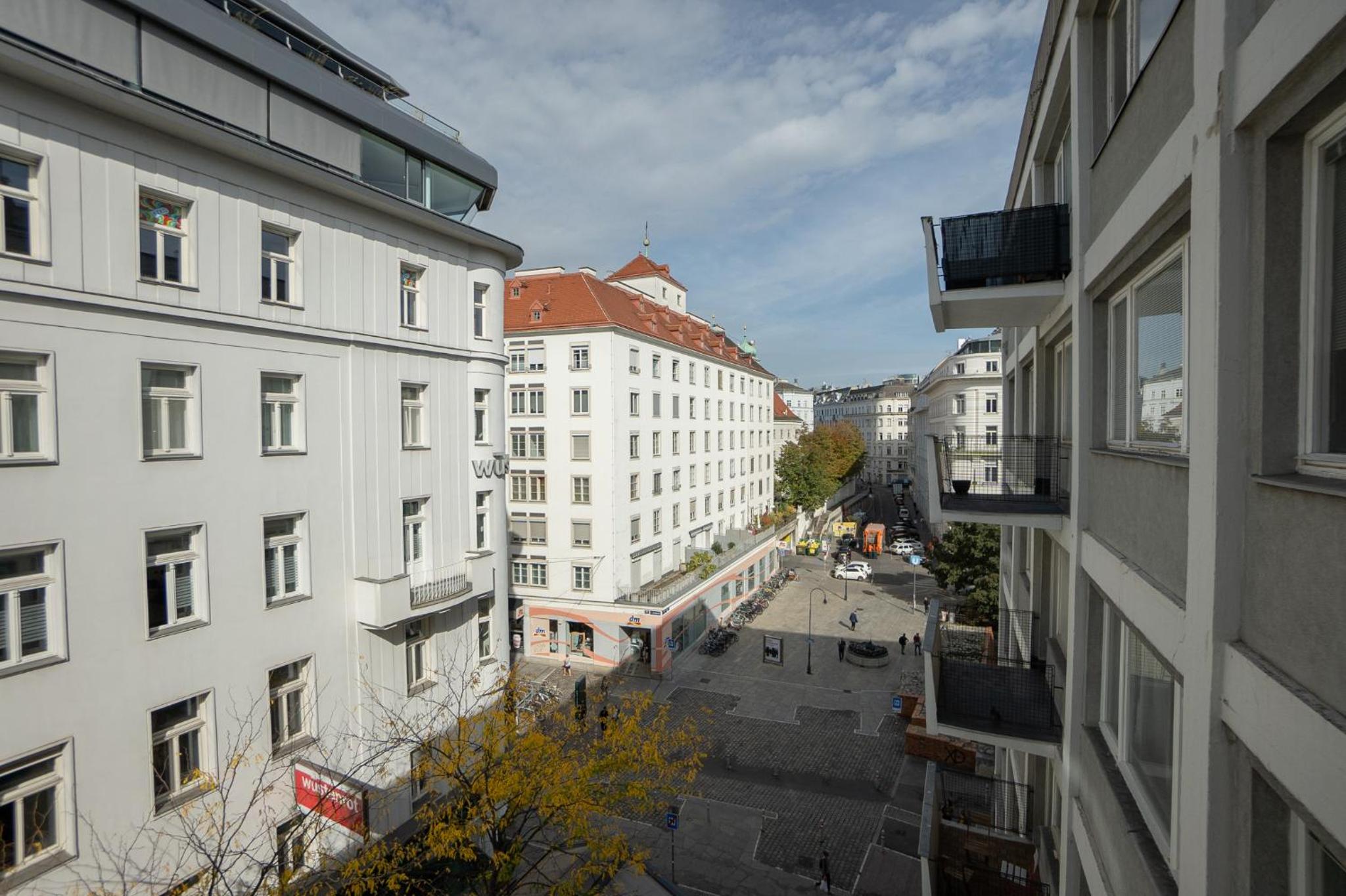 Charming Apartment with Balcony, Close to Stephansdom Cathedral