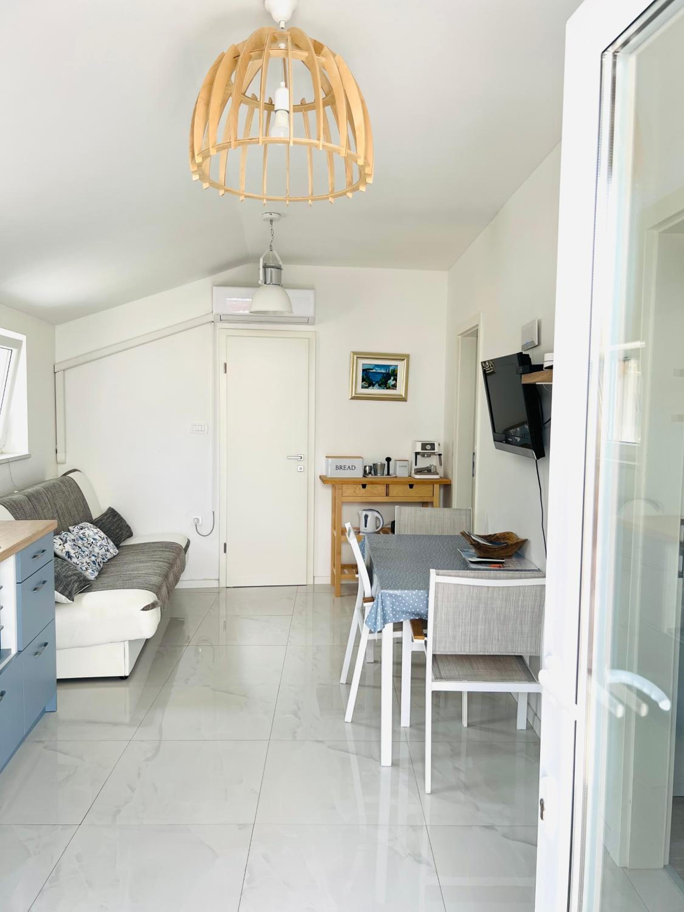 Novo uređeni apartman sa velikom terasom view 2