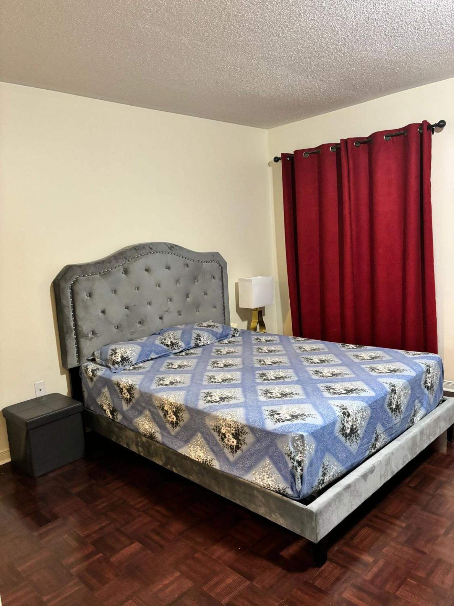 Near Toronto Pearson Airport - Standard Queen Room and Free Parking