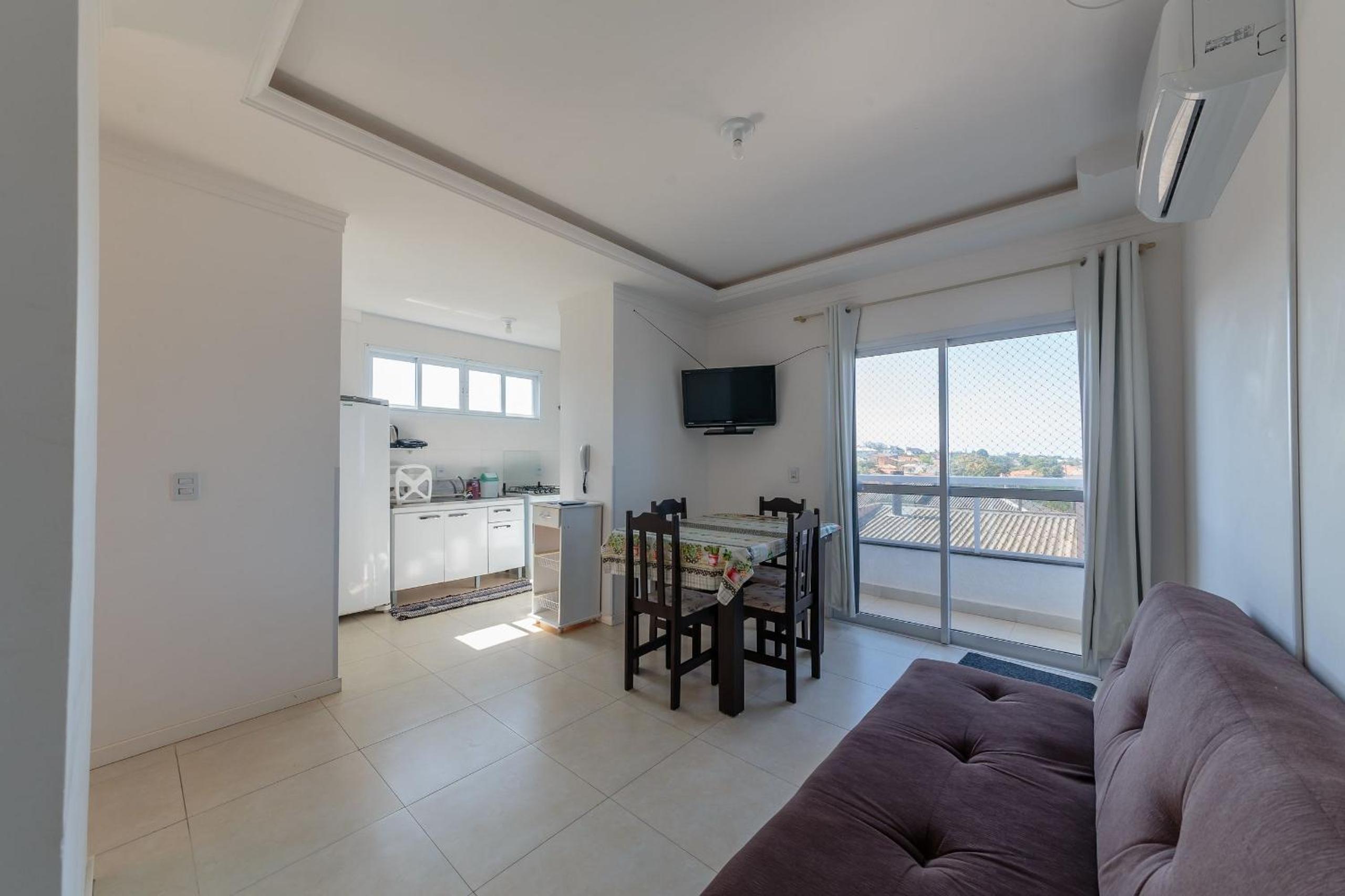 Apto com sacada a 10min praia do Santinho SBR402