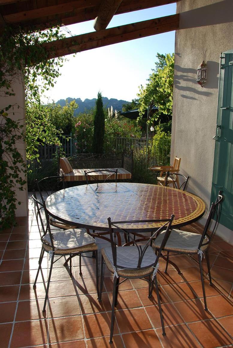 Les Dentelles view 3