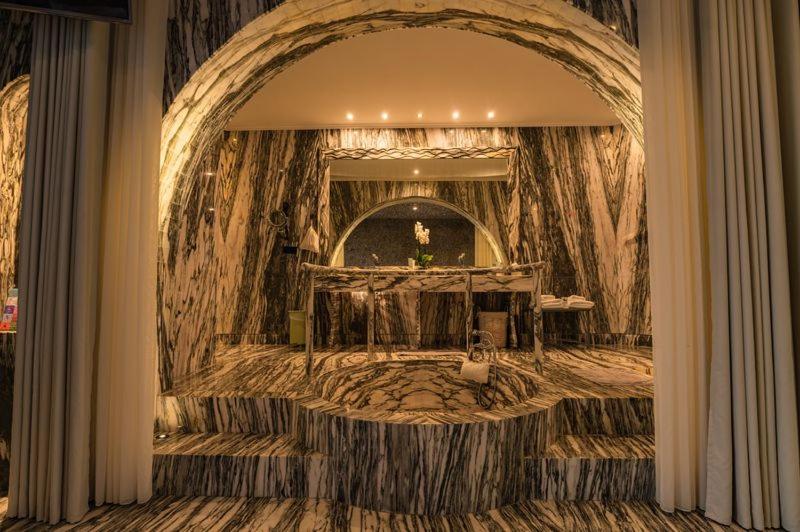 Agalia Luxury Suites 6