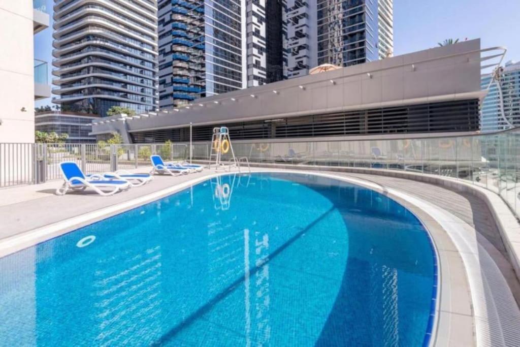 Pure Living - Magnificent Studio With Views of Burj Khalifa