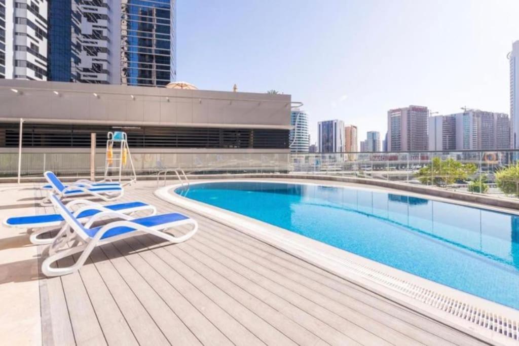 Pure Living - Magnificent Studio With Views of Burj Khalifa