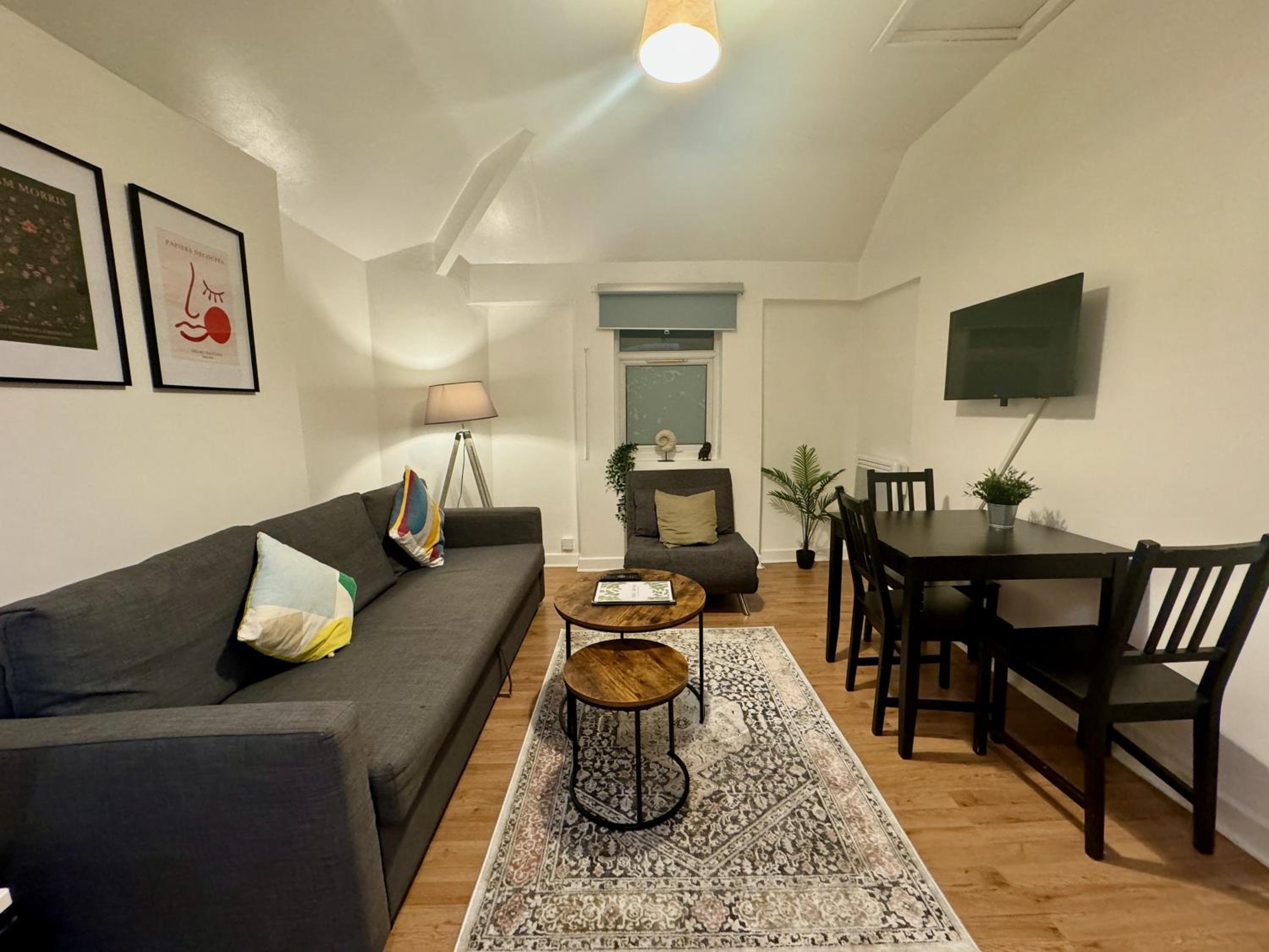 Space For Groups, 10 mins from centre with parking! view 2