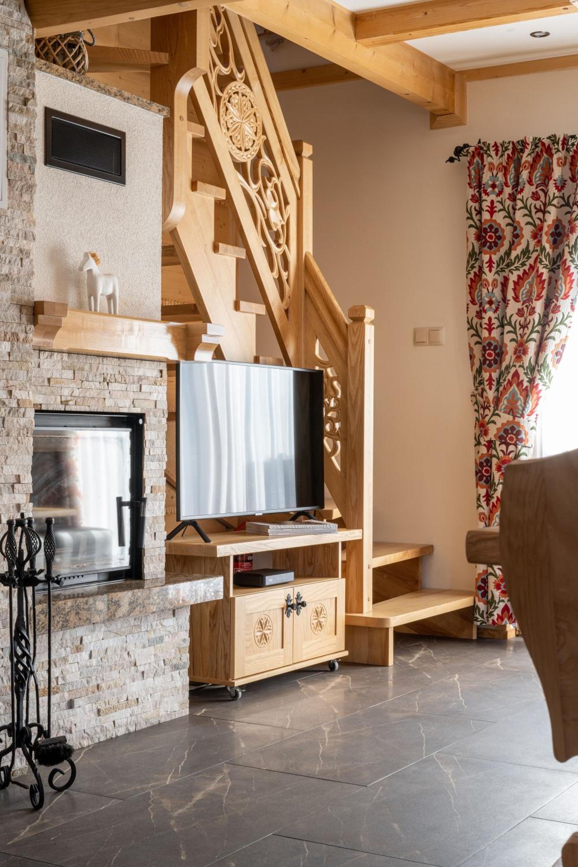 Lux-HOUSE & JACUZZI SAUNA view 2