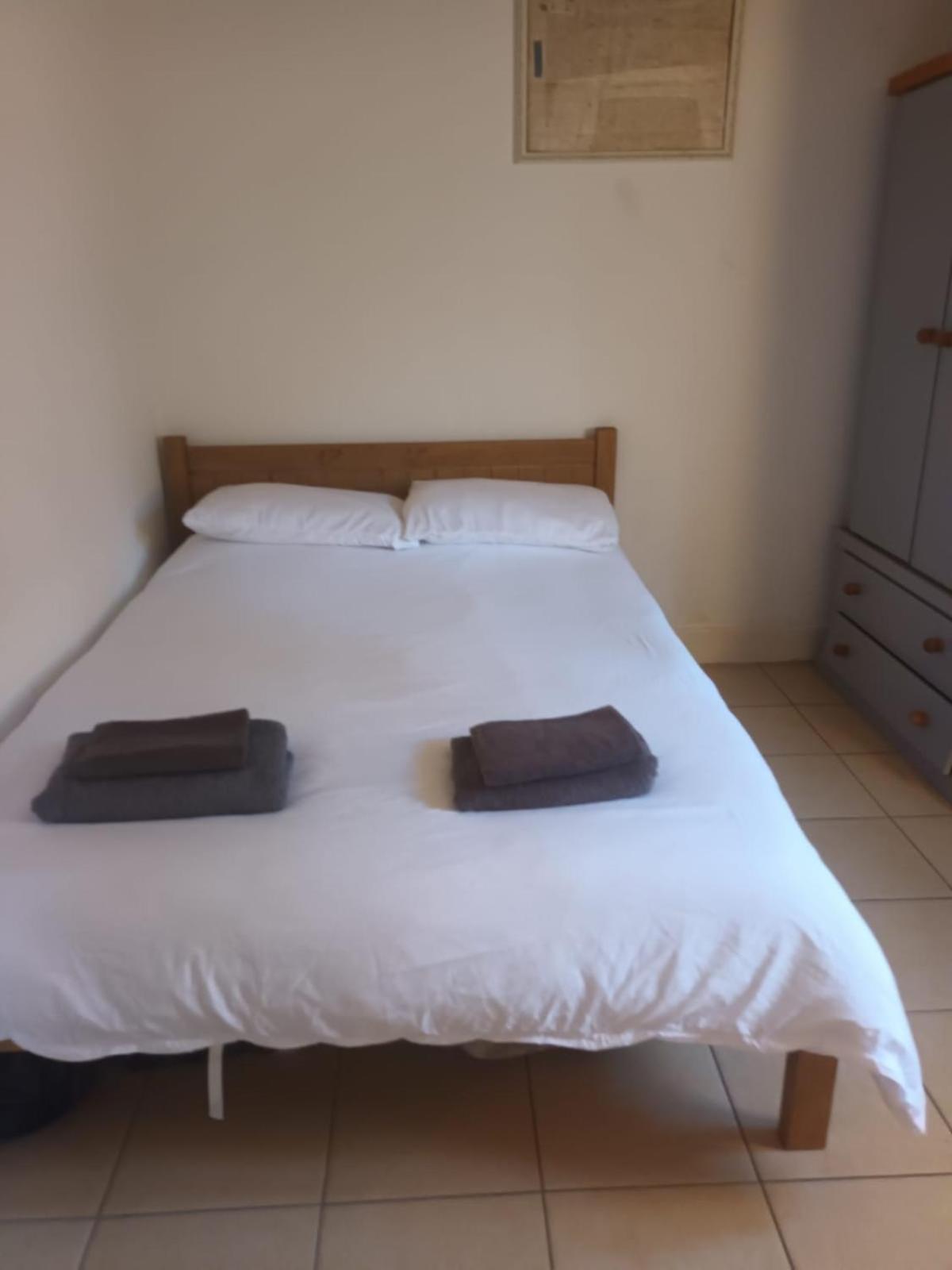 Private Bedrooms in Quaint Oxfordshire Village Cottage view 2