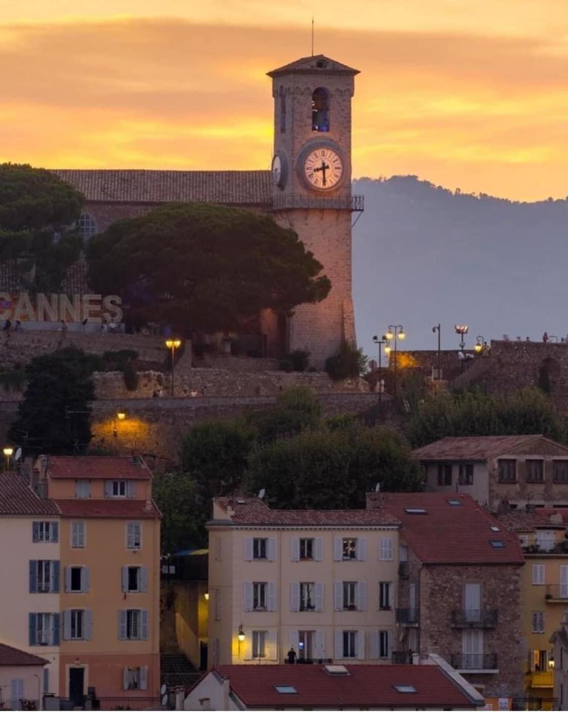 À deux pas du Palais des Festivals , deux pièces dans le bas du quartier historique du Suquet à Cannes photo 2