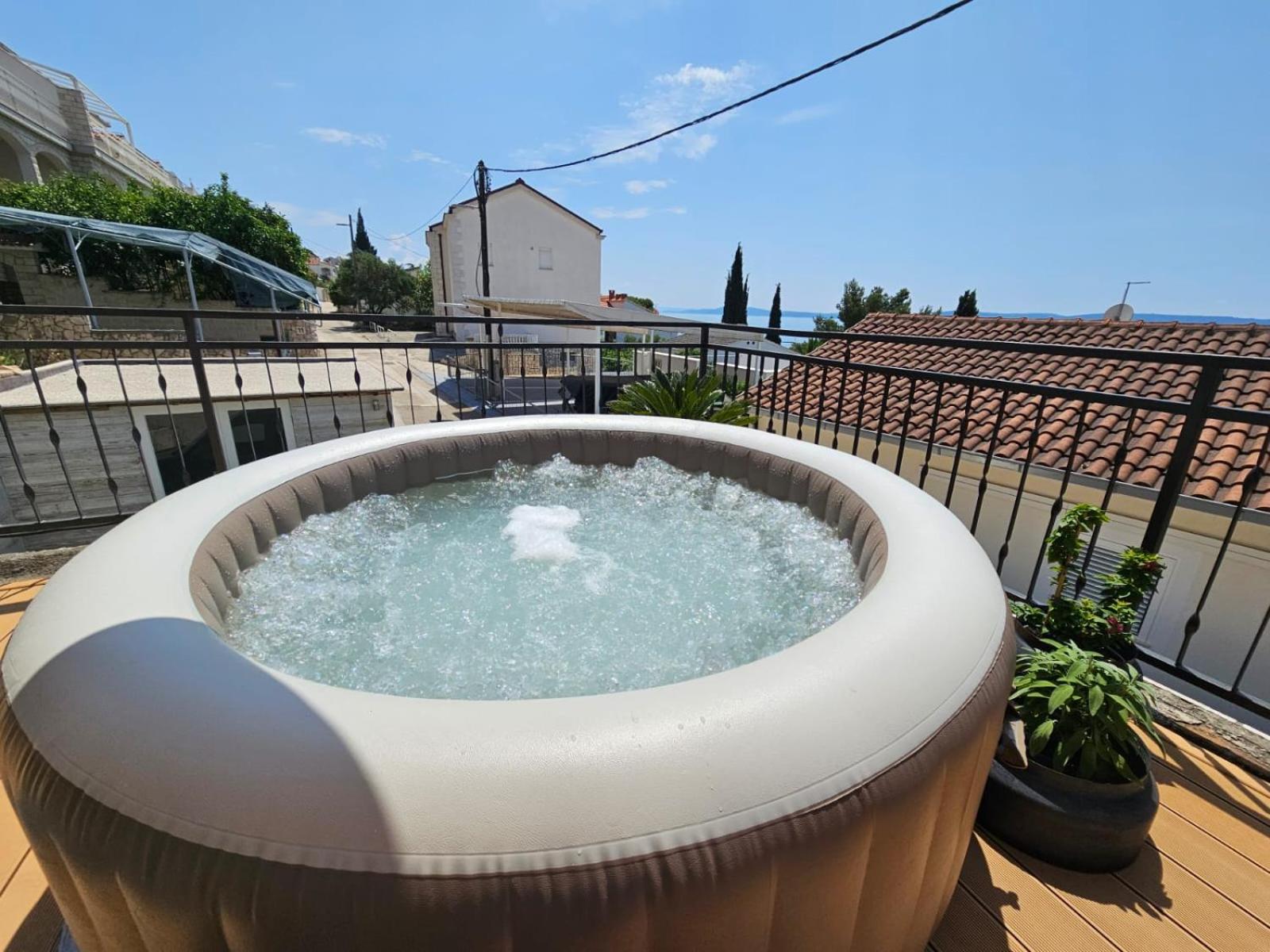 Paradiso Apartment with Private Jacuzzi and Terrace