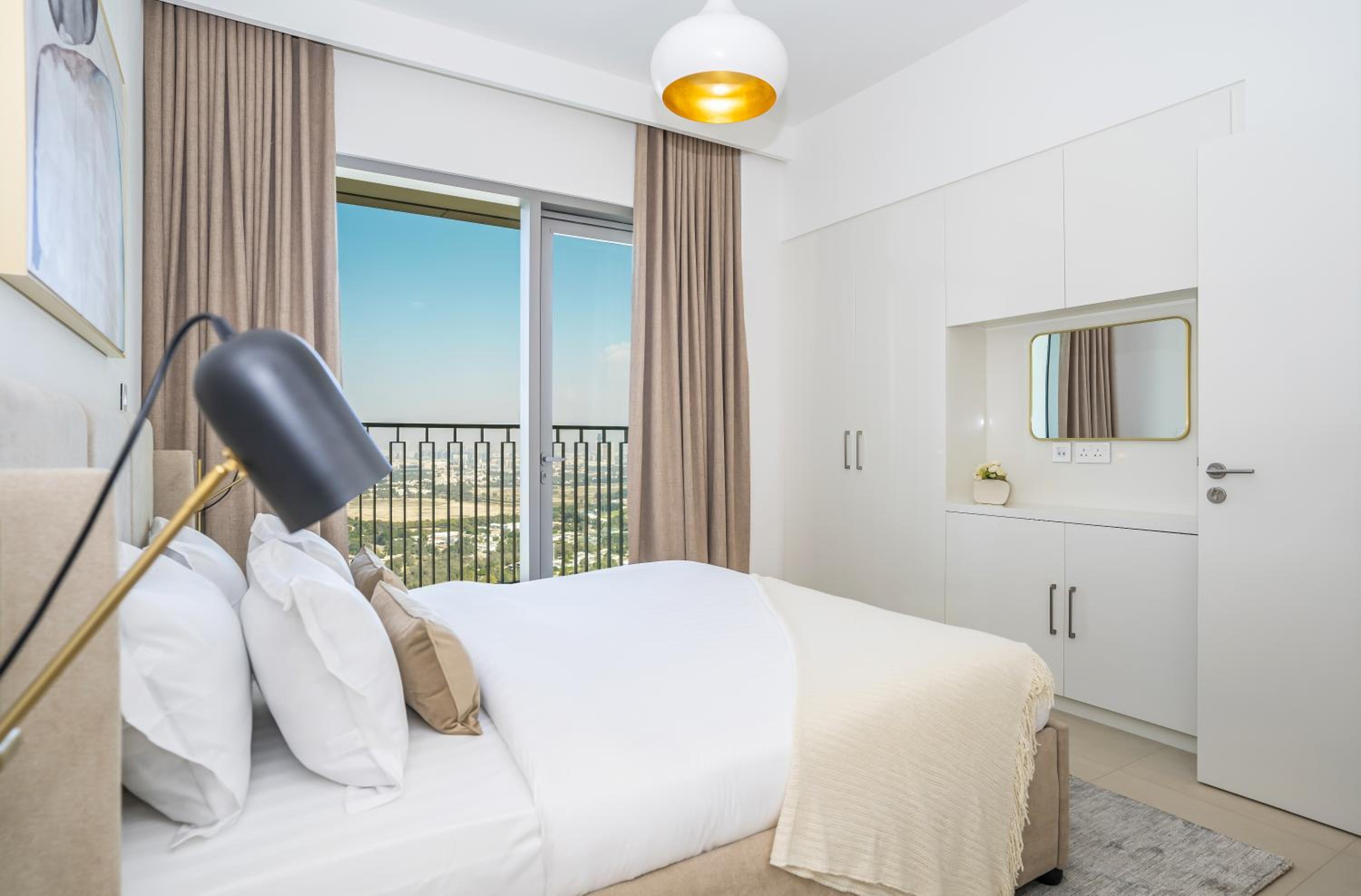 HomesGetaway - Lovely 2BR in Downtown Views II