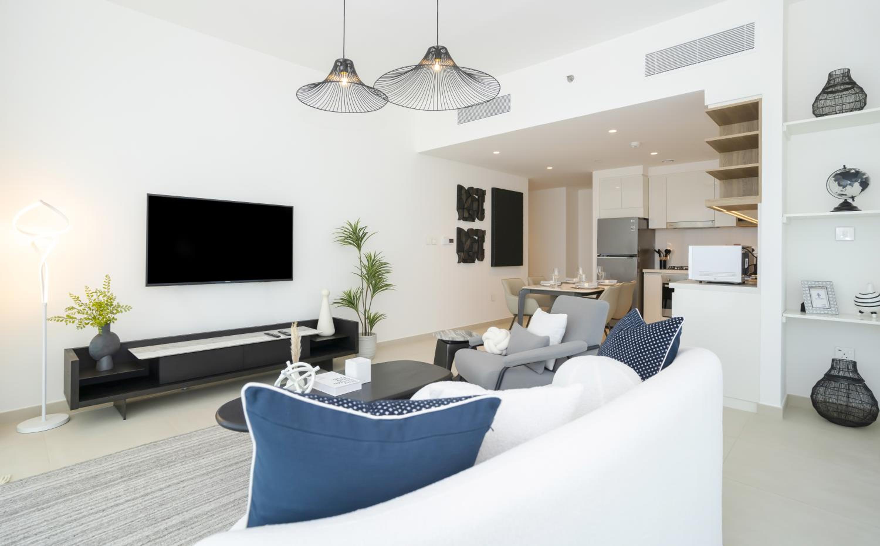 HomesGetaway - Lovely 2BR in Downtown Views II