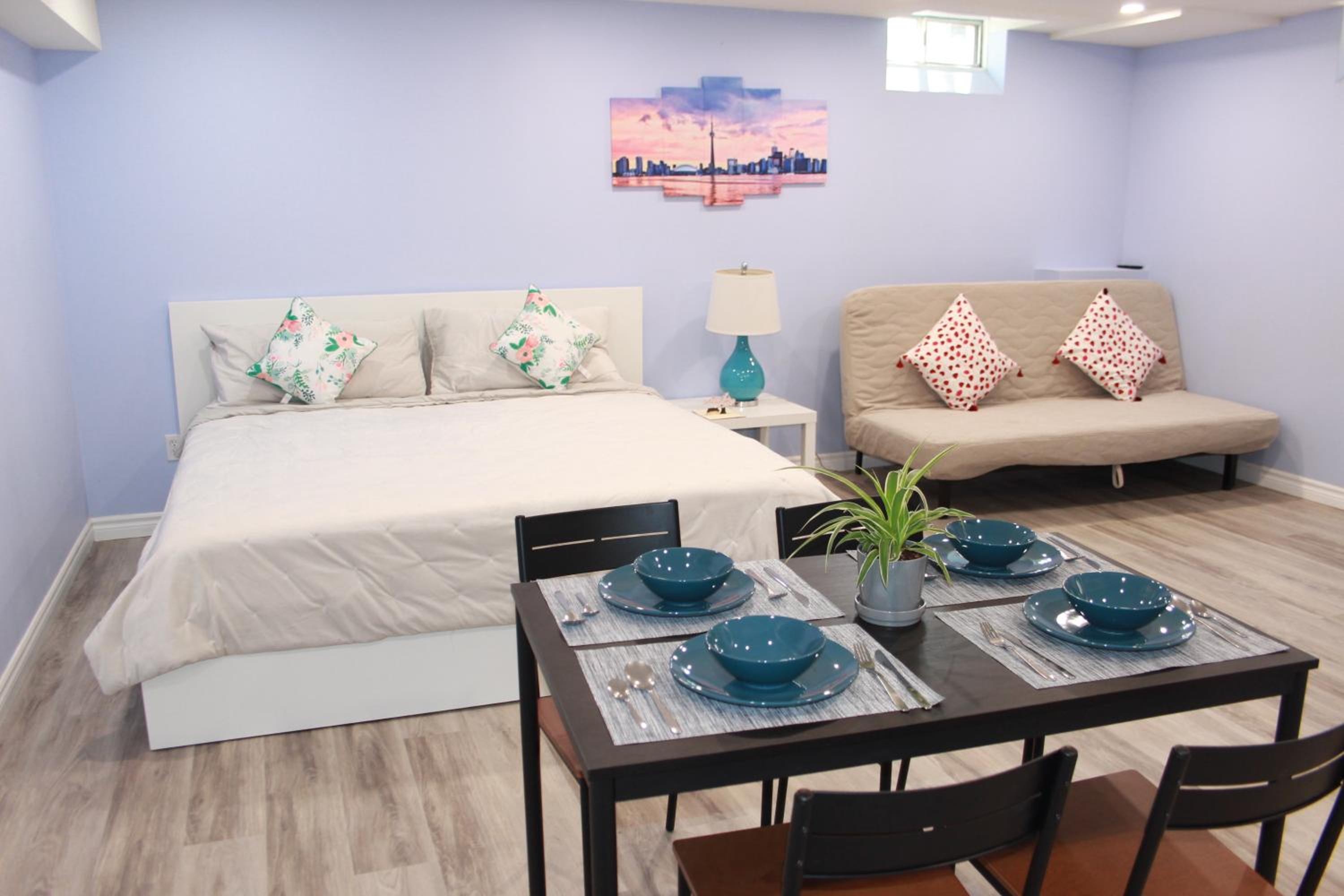 Deluxe King Size Ensuite bed room near the airport