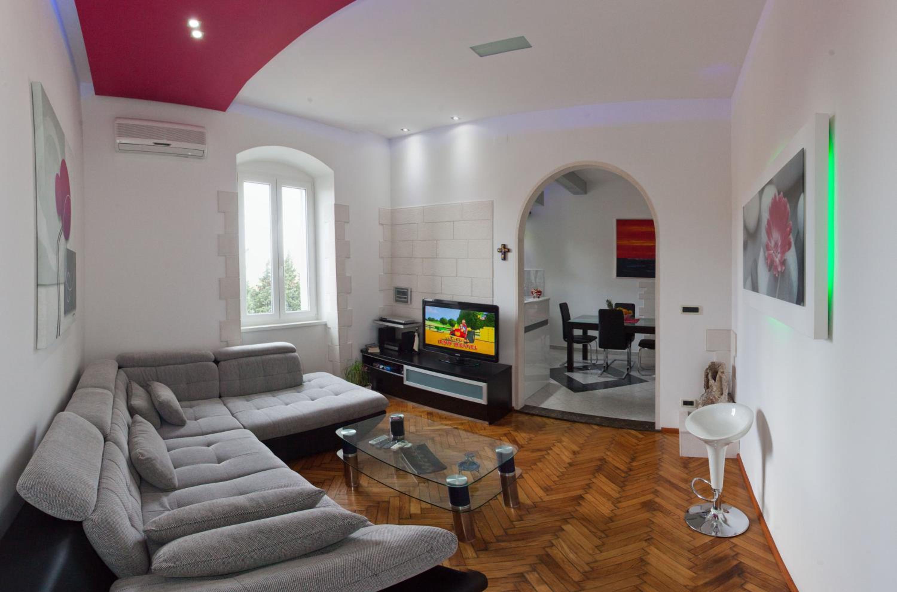 Apartment and Room Perfect Dream in Split view 3
