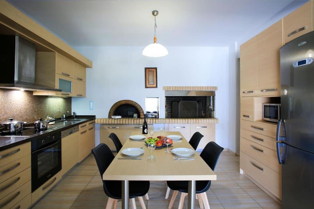 Superb Villa Yiorgos - Heated Pool Jacuzzi - Seaview