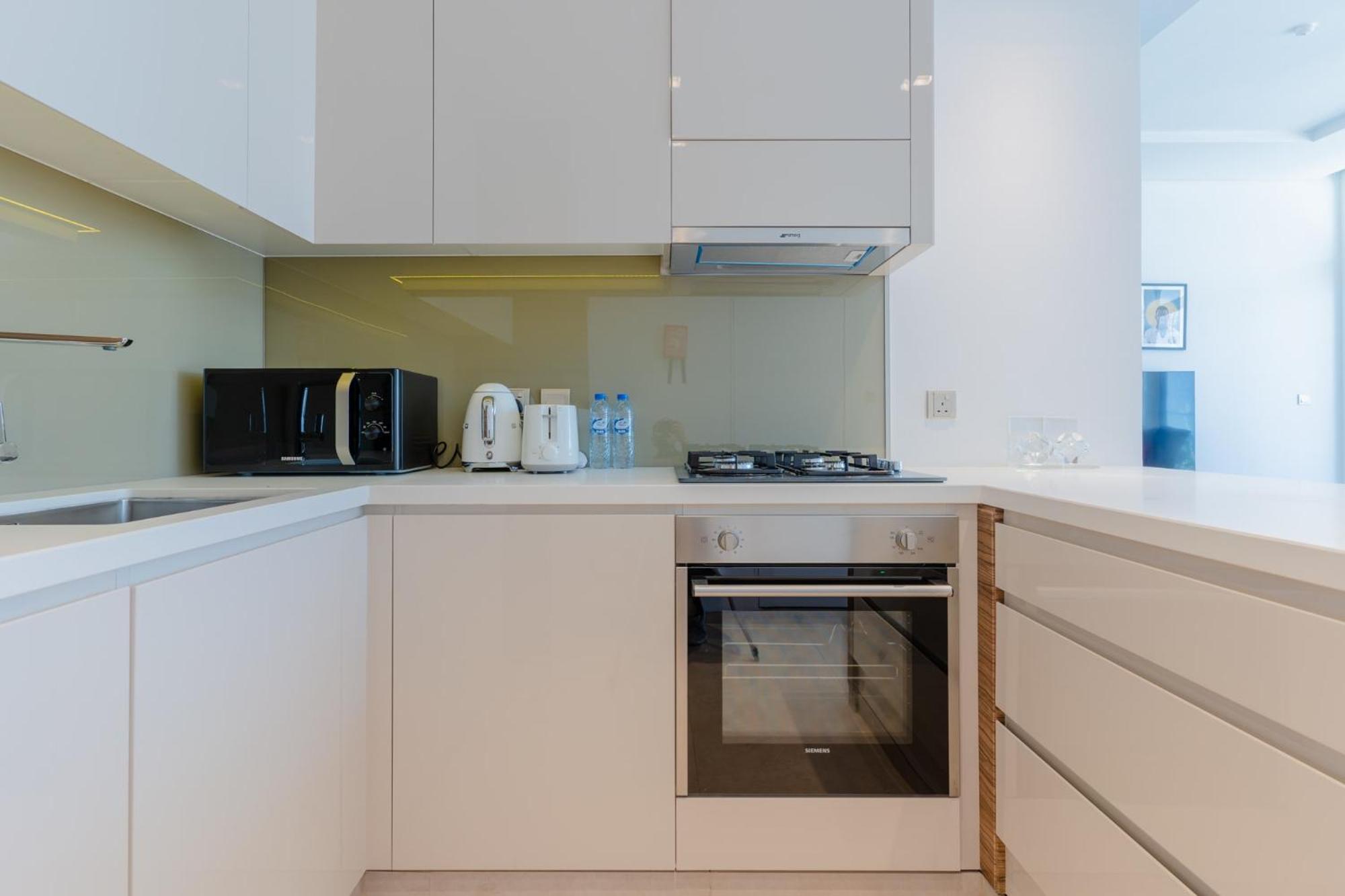LUXFolio Retreats - Beautiful Hillside 1 Bedroom