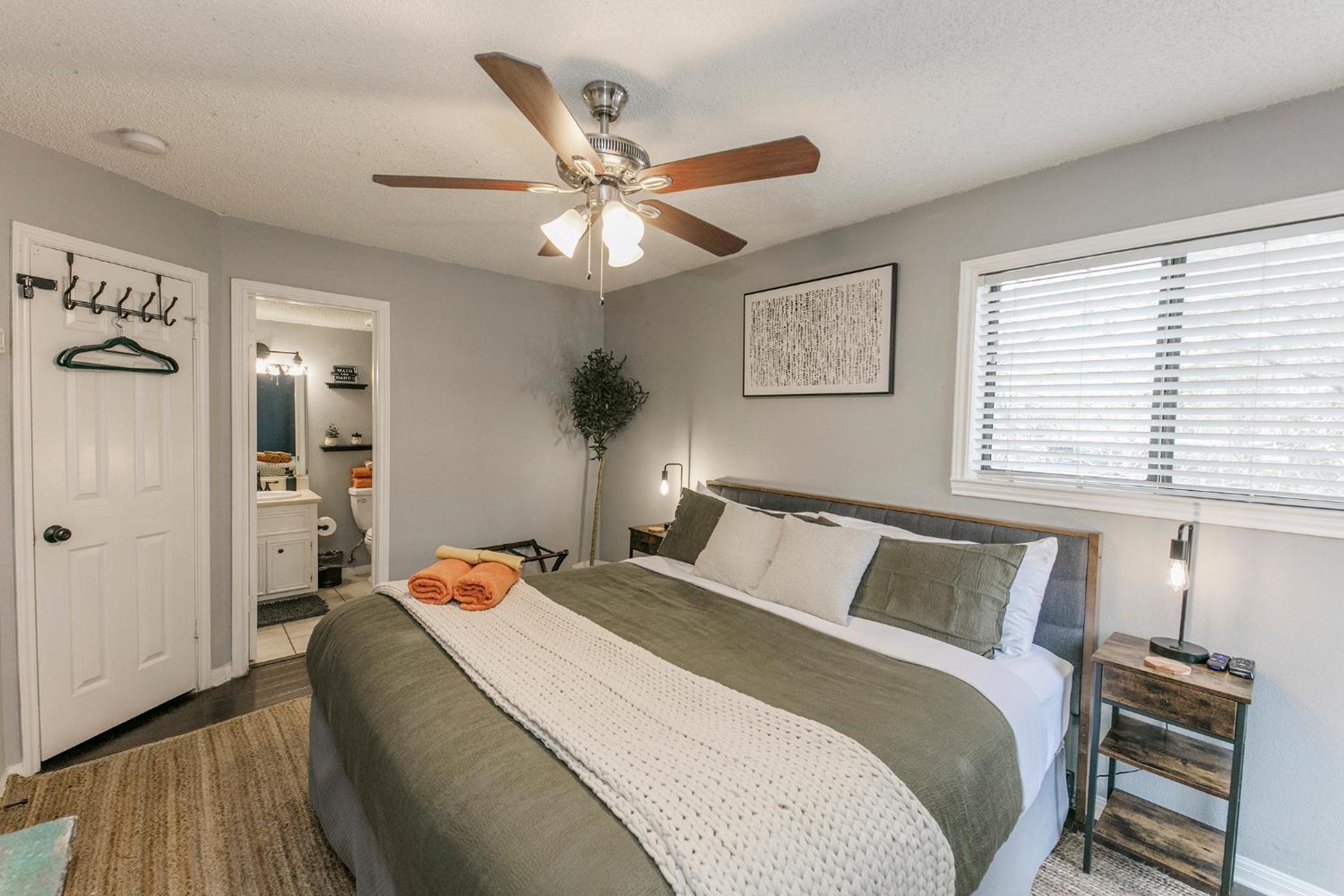 Modern, Cozy Couple's Getaway with Relaxing Patio! view 3