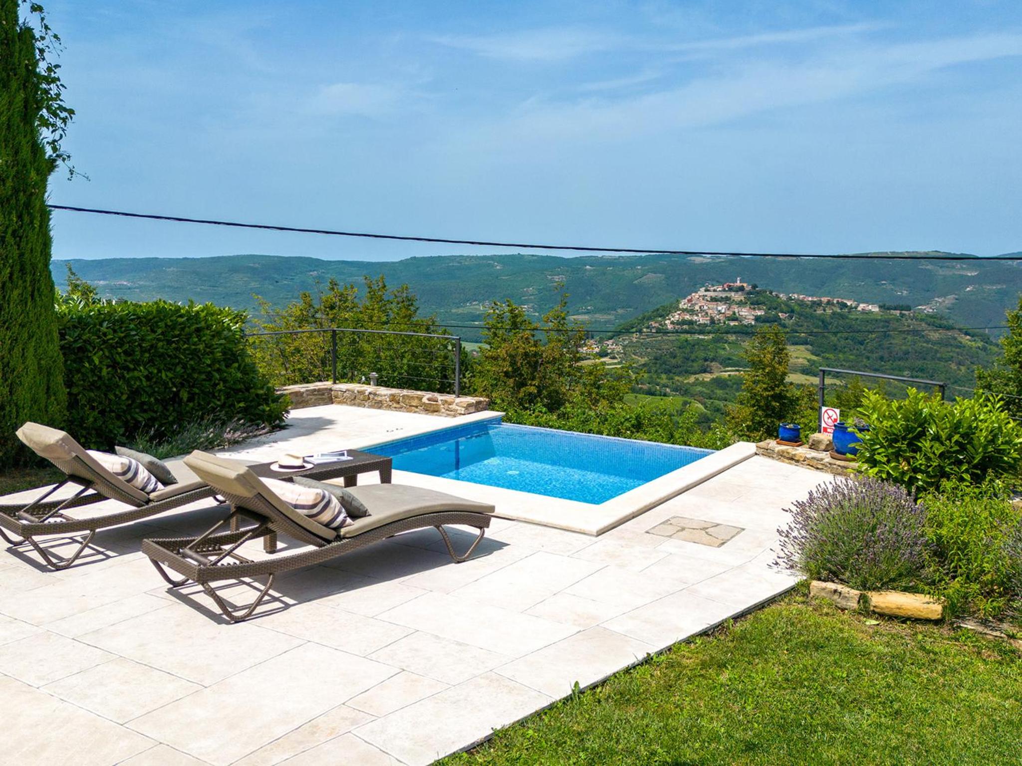 Dreamhill Meloni view 2
