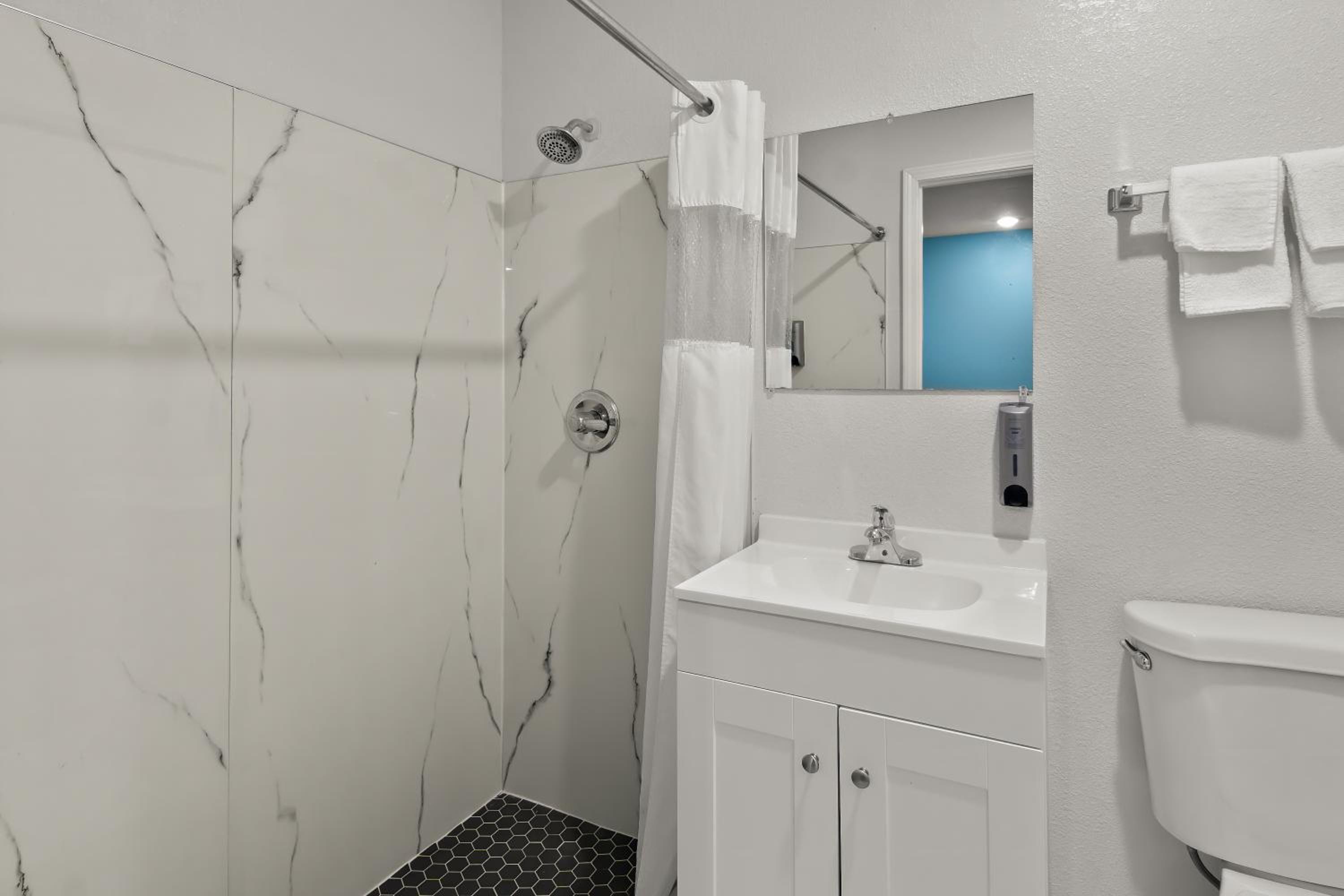 Palestine Vacations - Rodeway Inn - Property Image 17
