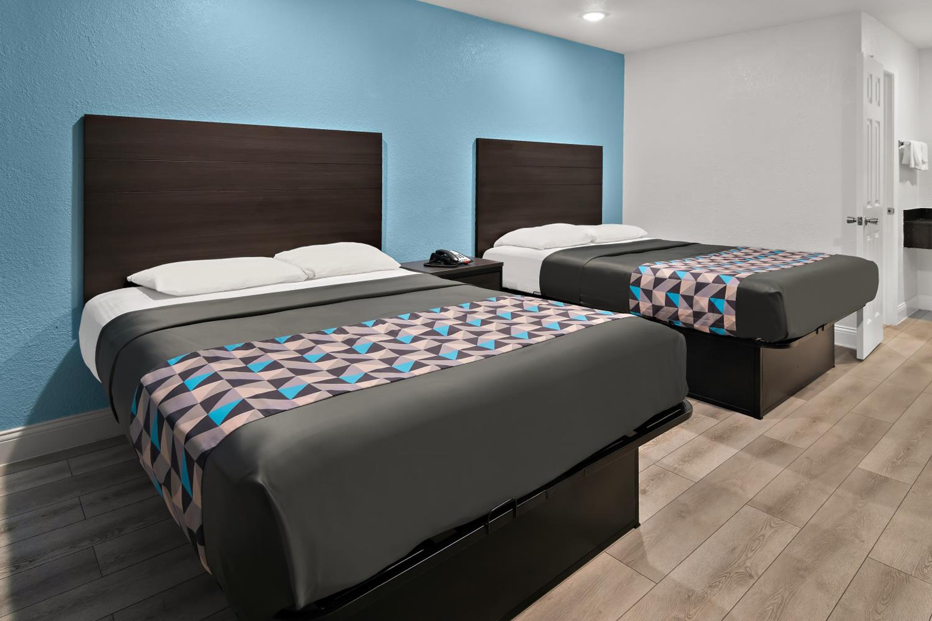 Palestine Vacations - Rodeway Inn - Property Image 3