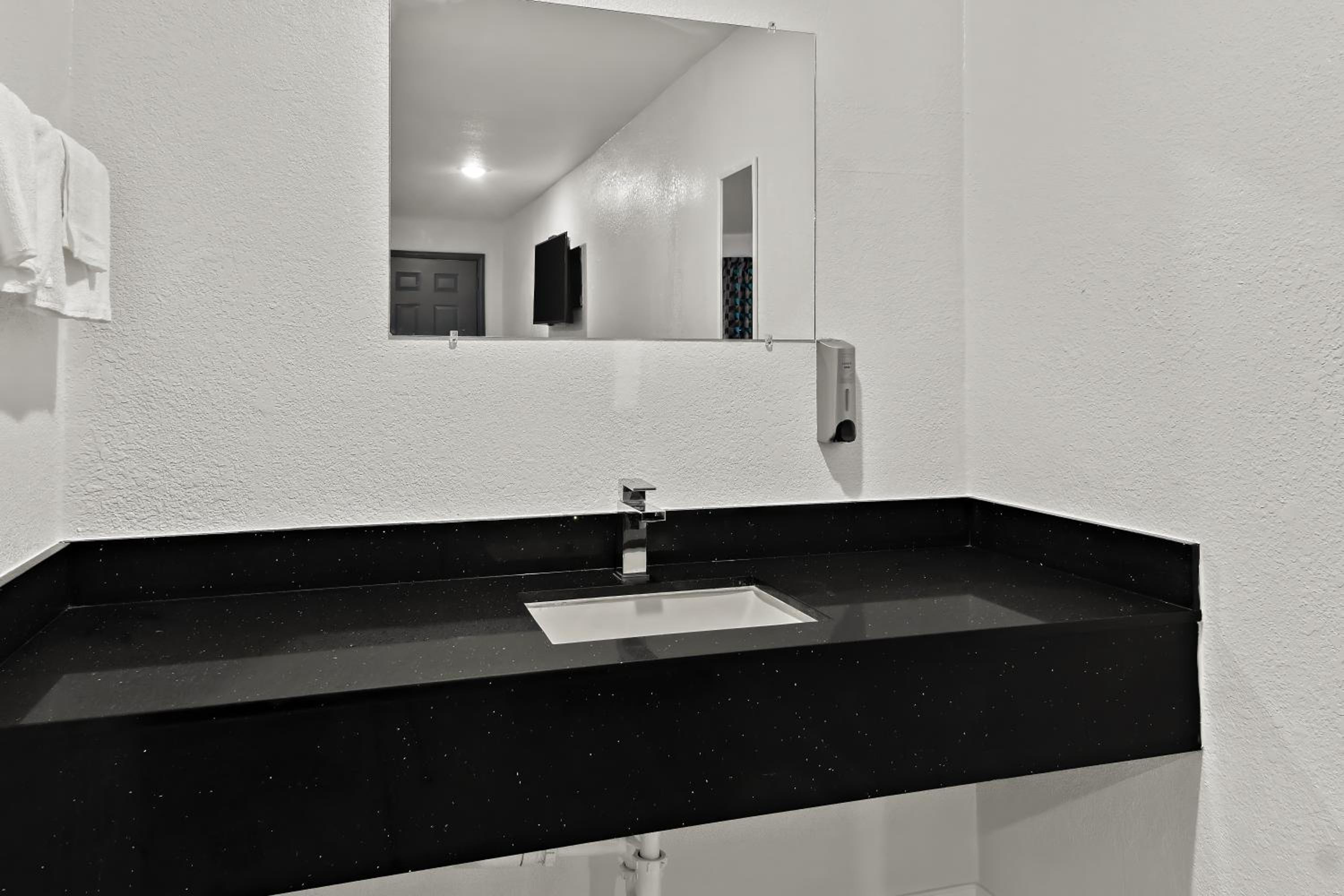 Palestine Vacations - Rodeway Inn - Property Image 13