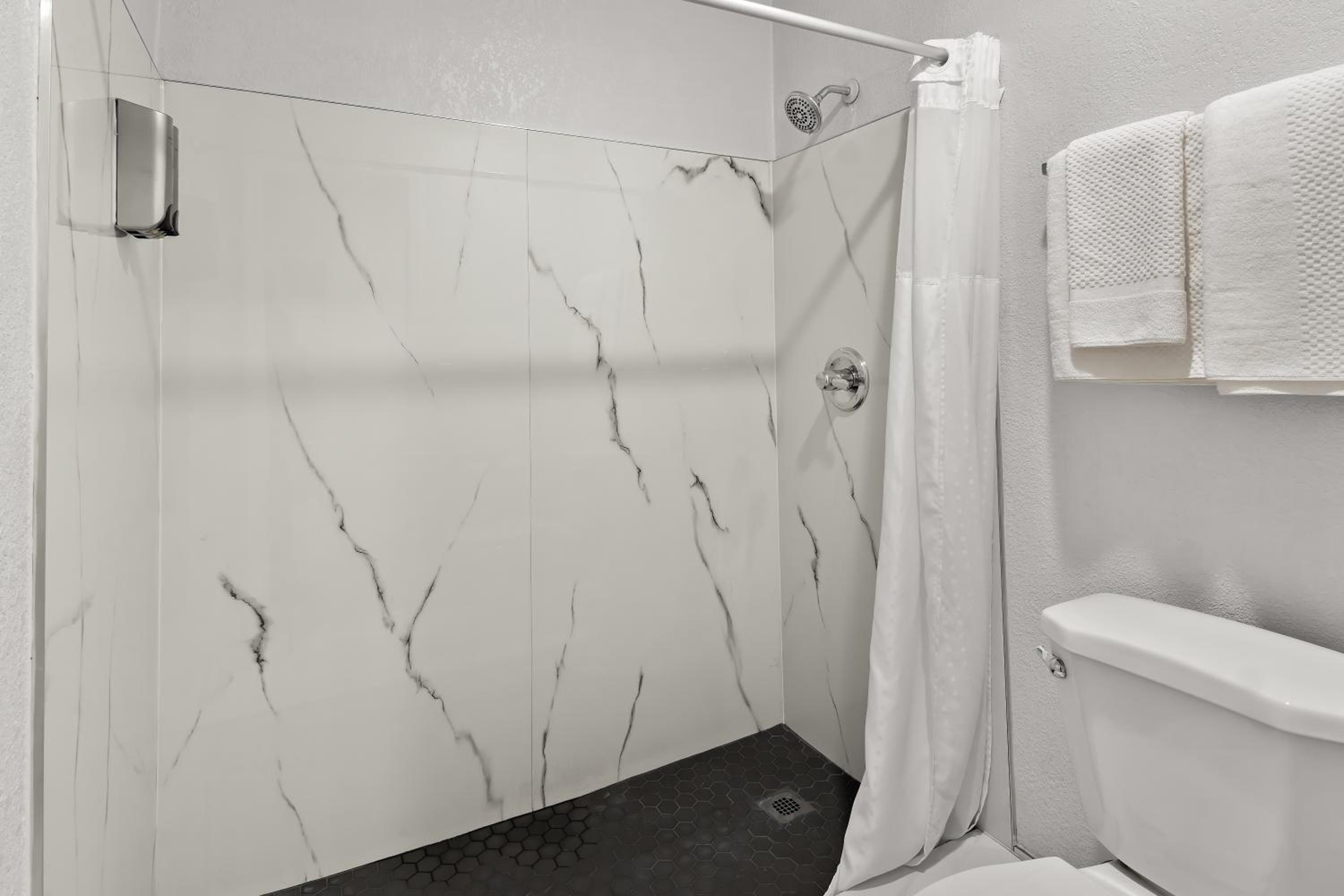 Palestine Vacations - Rodeway Inn - Property Image 1