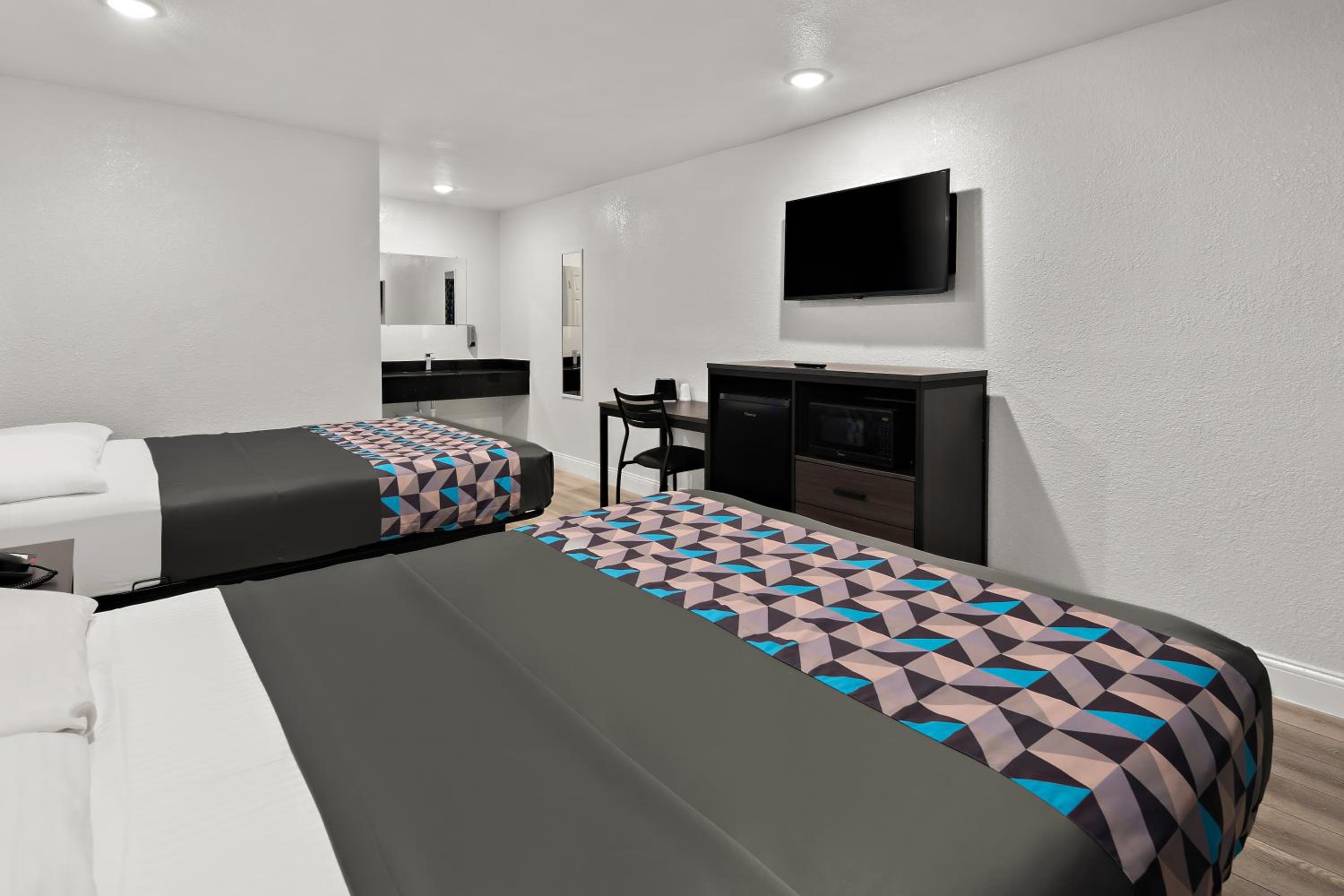 Palestine Vacations - Rodeway Inn - Property Image 11