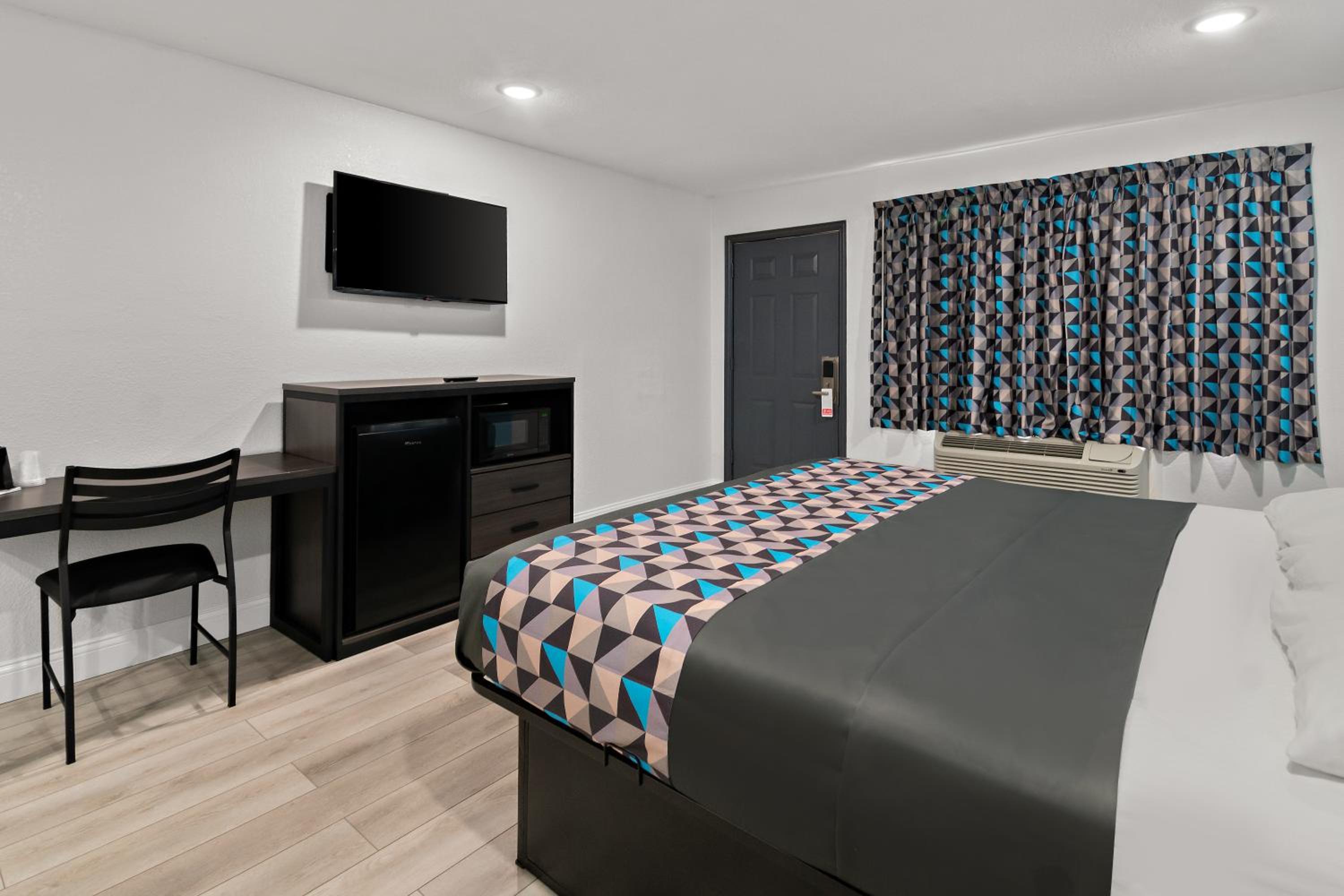 Palestine Vacations - Rodeway Inn - Property Image 8