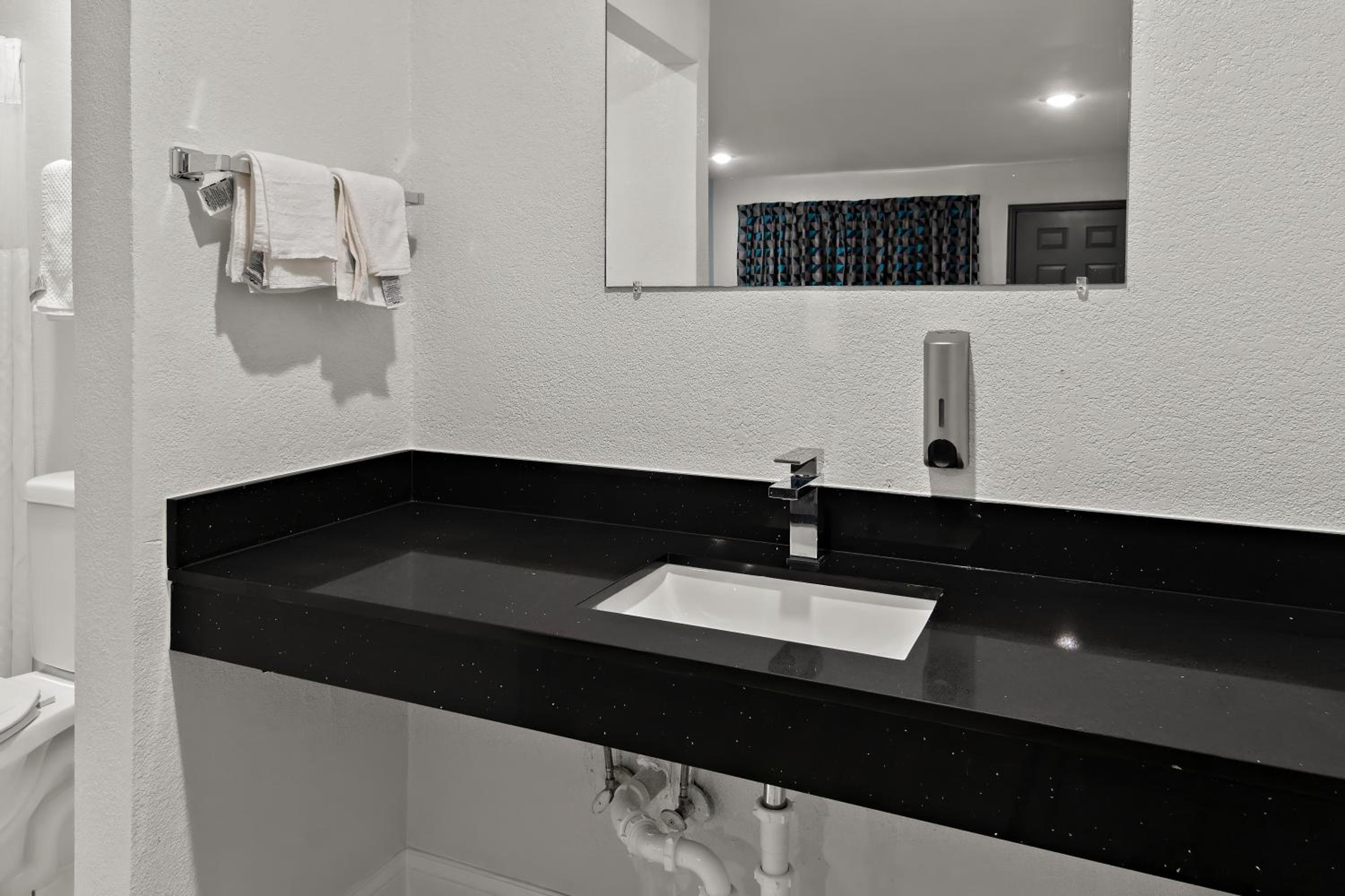 Palestine Vacations - Rodeway Inn - Property Image 7