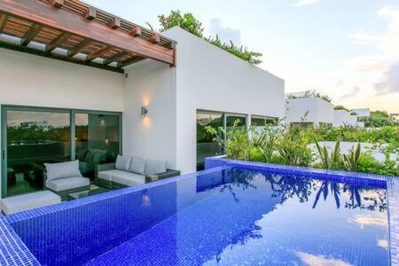 Gorgeous Private Pool with Terrace Steps to Beach and 5th Ave!
