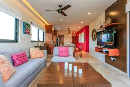 Gorgeous Private Pool with Terrace Steps to Beach and 5th Ave!