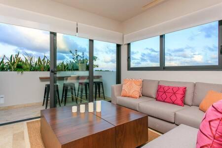 Gorgeous Private Pool with Terrace Steps to Beach and 5th Ave!