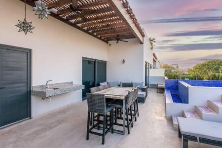 Gorgeous Private Pool with Terrace Steps to Beach and 5th Ave!