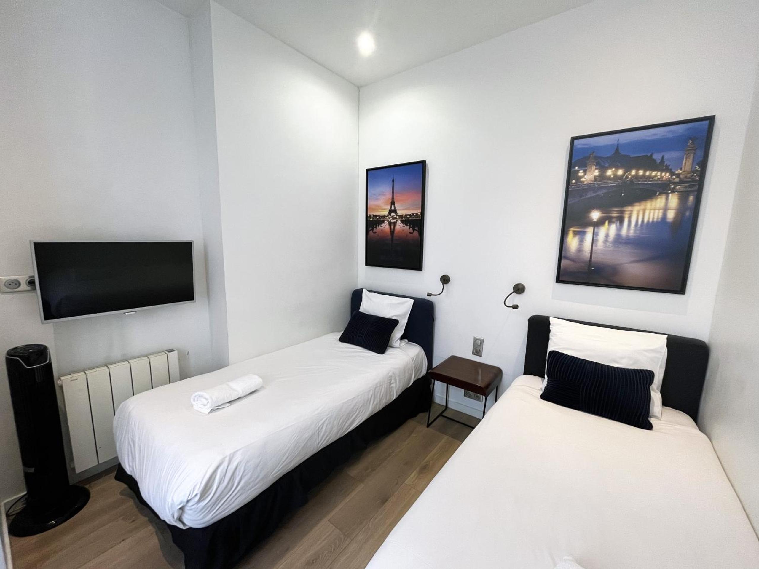 64-LUXURY FLAT CHAMPS ELYSEES (1D)