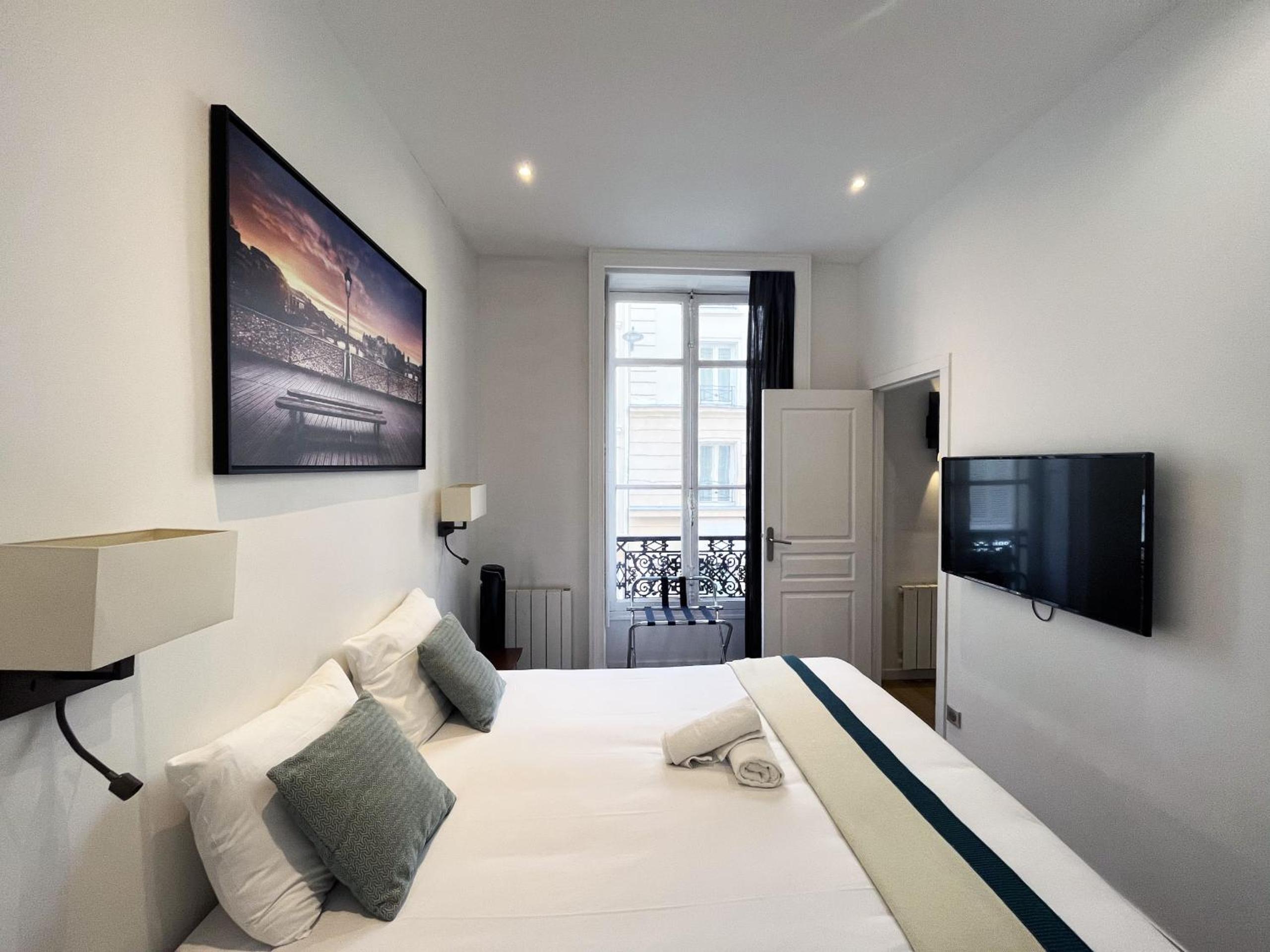 64-LUXURY FLAT CHAMPS ELYSEES (1D)