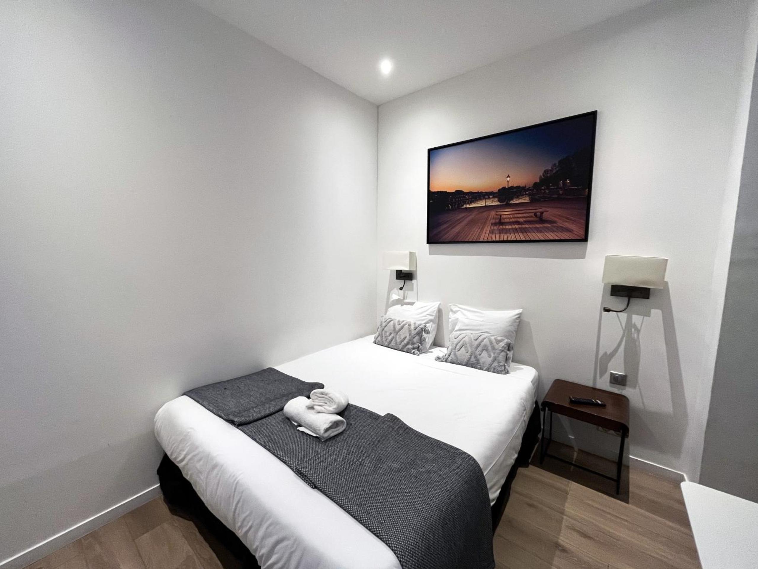 64-LUXURY FLAT CHAMPS ELYSEES (1D)