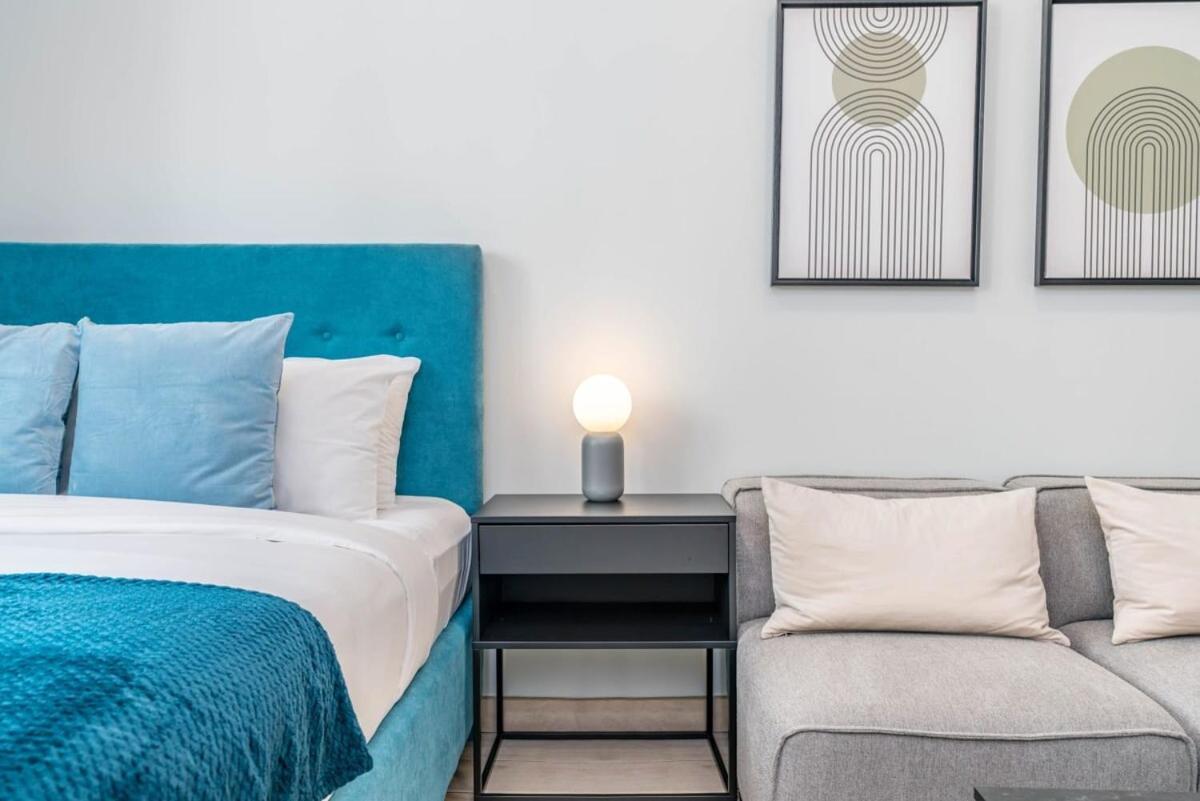 Silkhaus newly furnished studio facing DIFC with pool and gym access