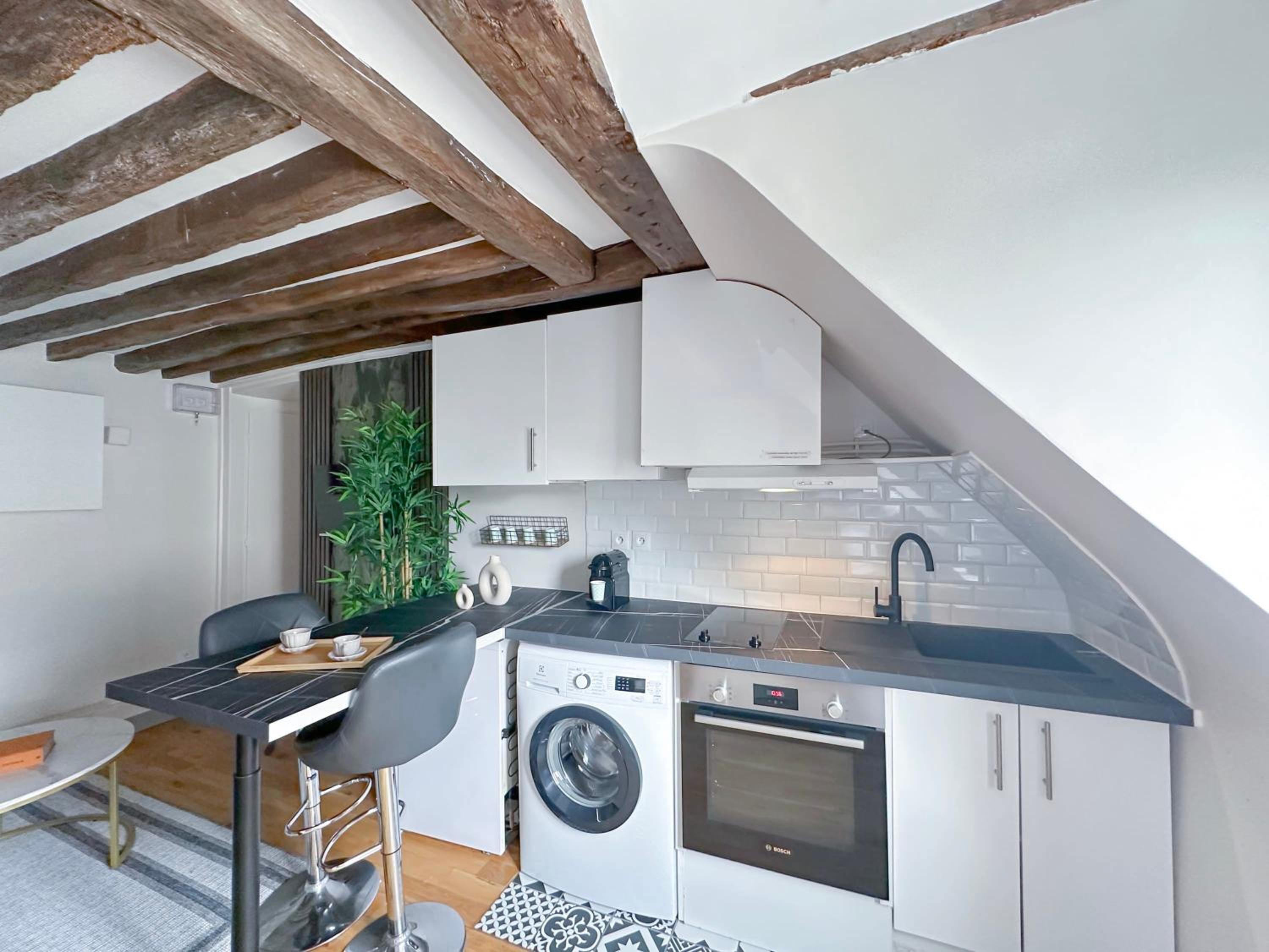 1612 B - Best deal in Pigalle
