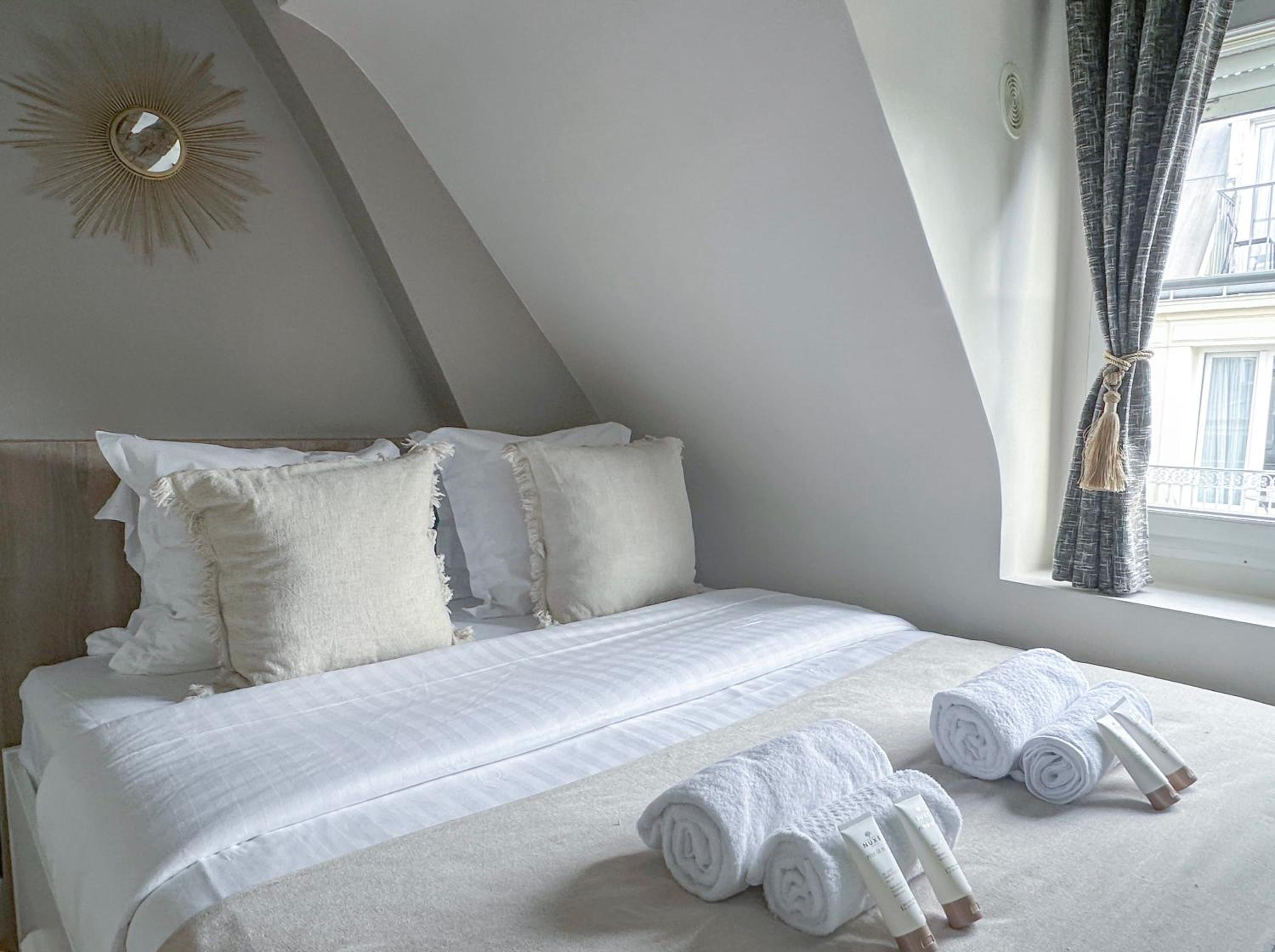 1612 B - Best deal in Pigalle