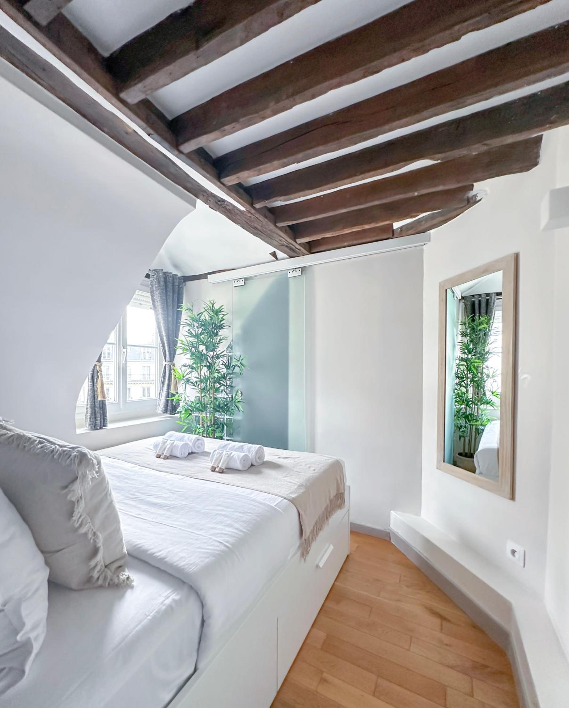 1612 B - Best deal in Pigalle