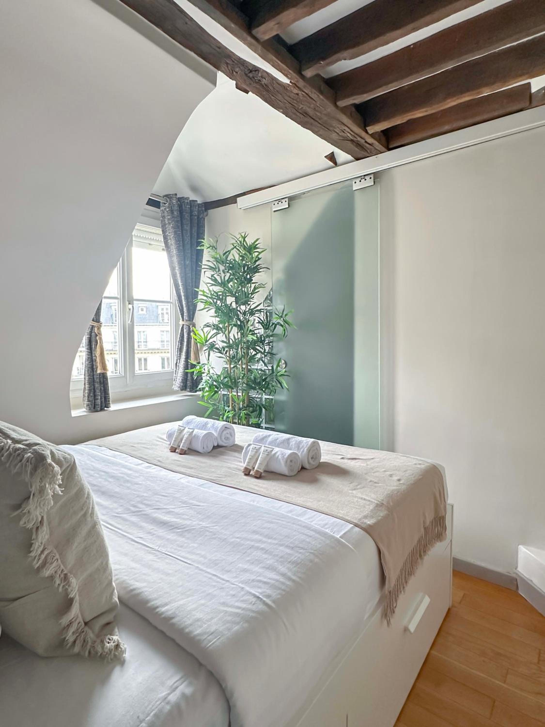1612 B - Best deal in Pigalle