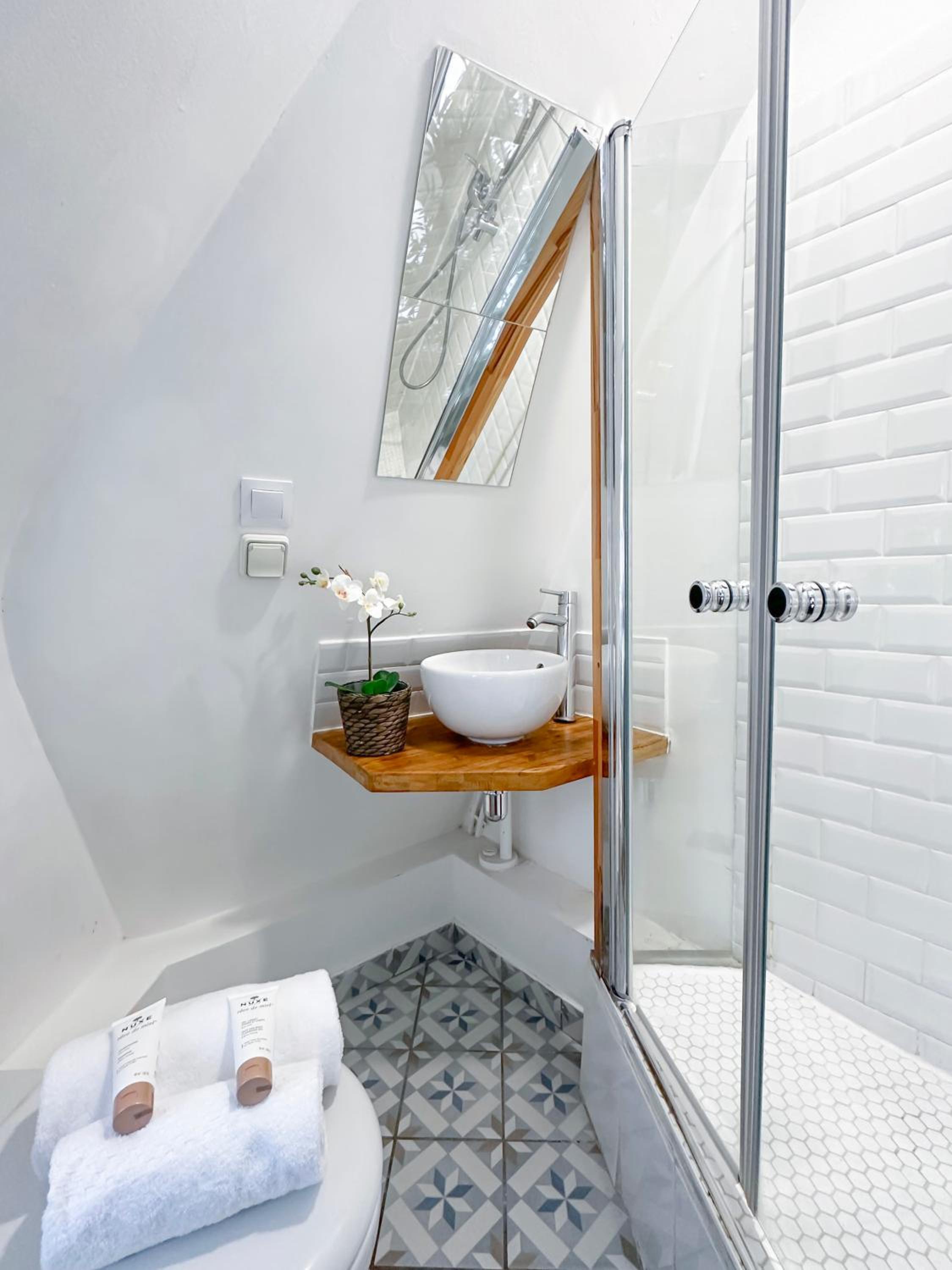 1612 B - Best deal in Pigalle